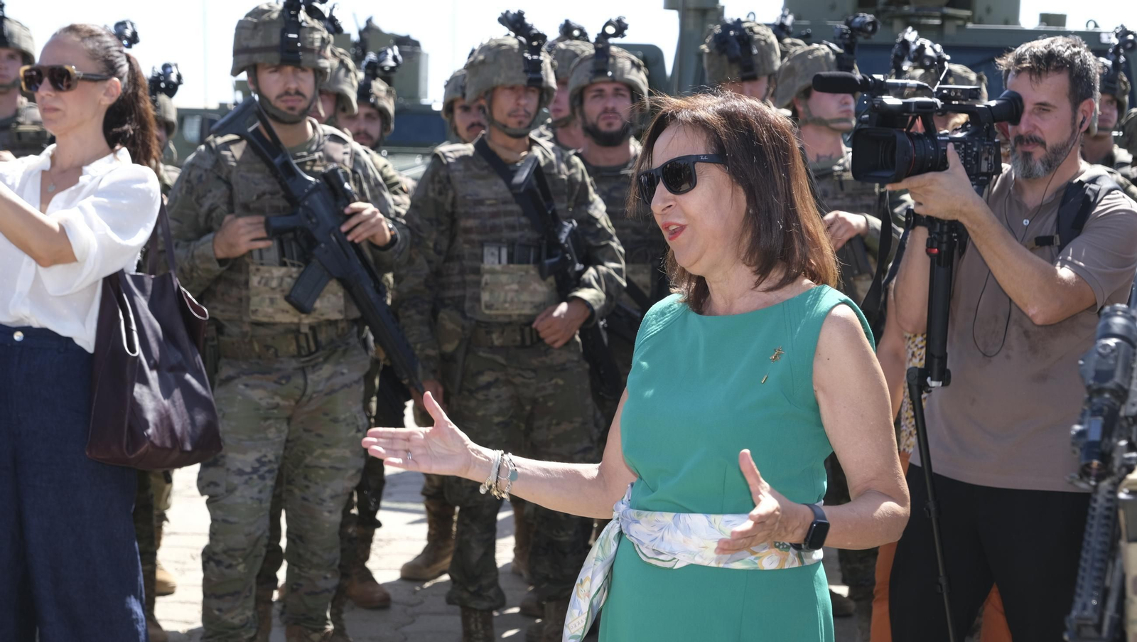 La Ministra de Defensa, Margarita Robles, visita la Base de La Legión en Viator, en imágenes