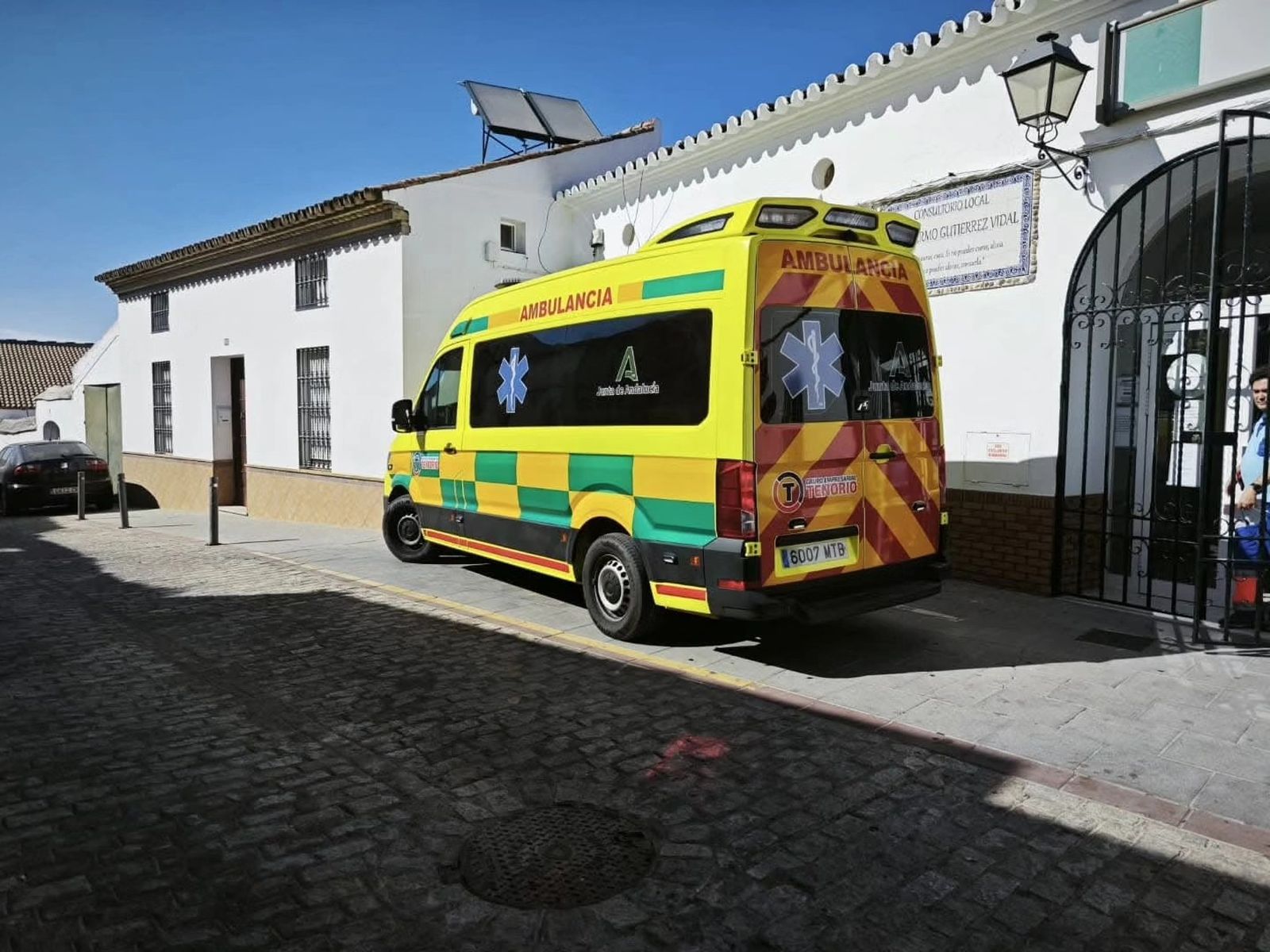Una ambulancia en la puerta del consultorio de Aznalcóllar.