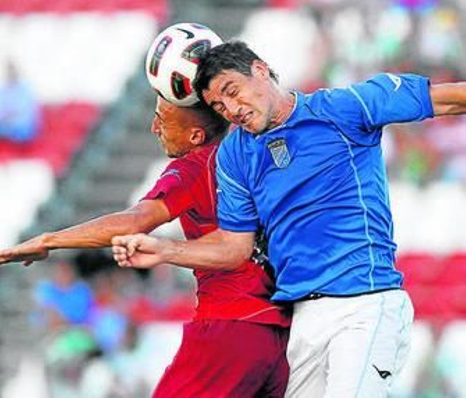 Mario Bermejo, cabeceando en un amistoso de pretemporada.