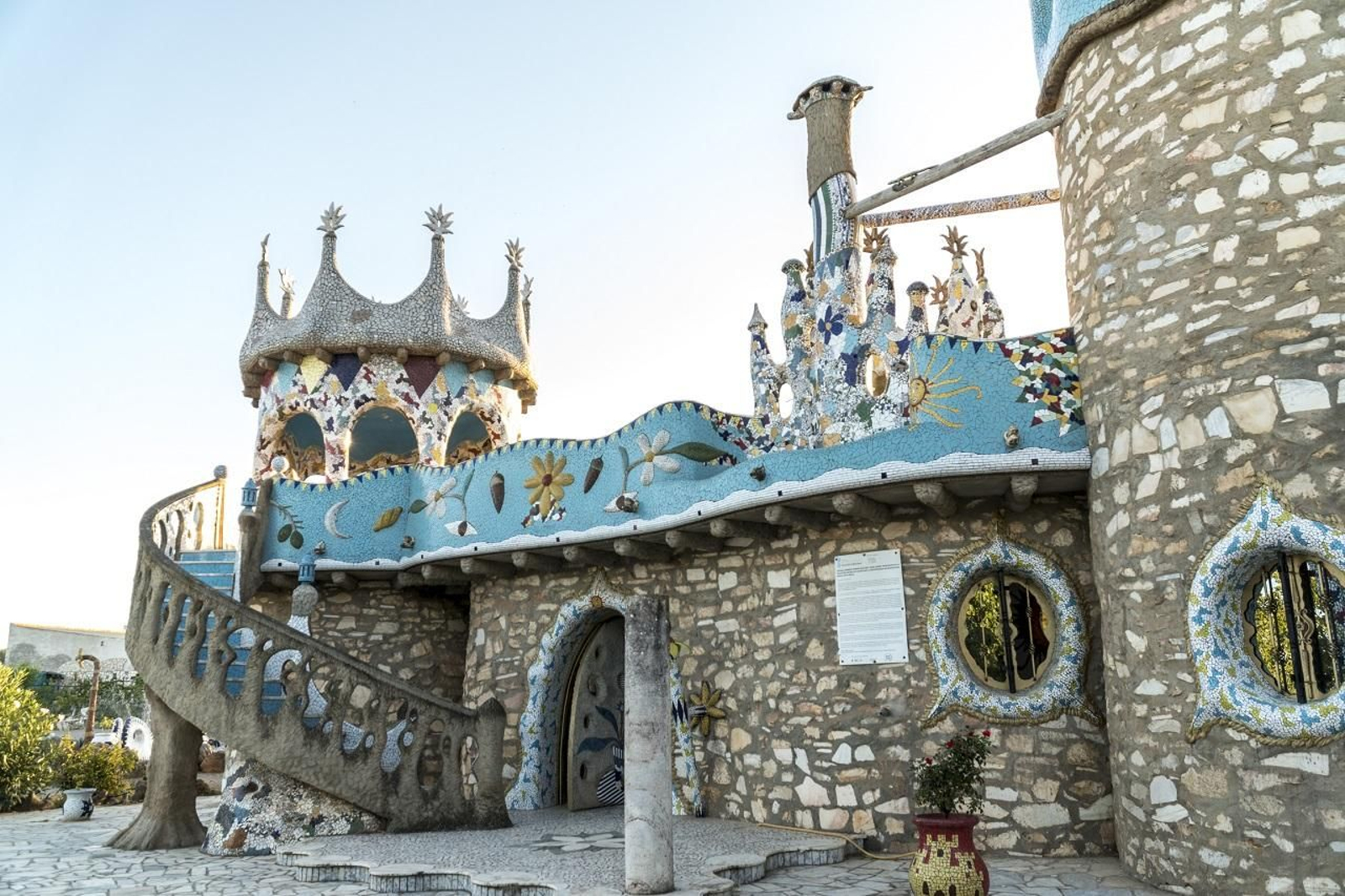 El bello castillo modernista al estilo "Gaudí" que podrás visitar a un salto de Huelva: "Una joya arquitectónica"