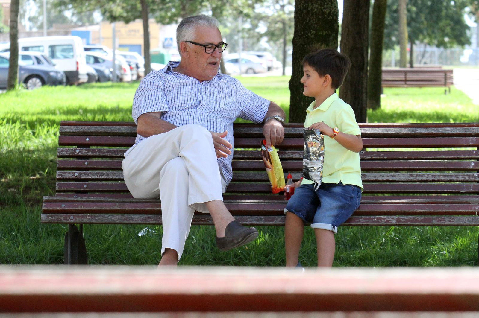 Abuelo y nieto disfrutan de una mañana de parque