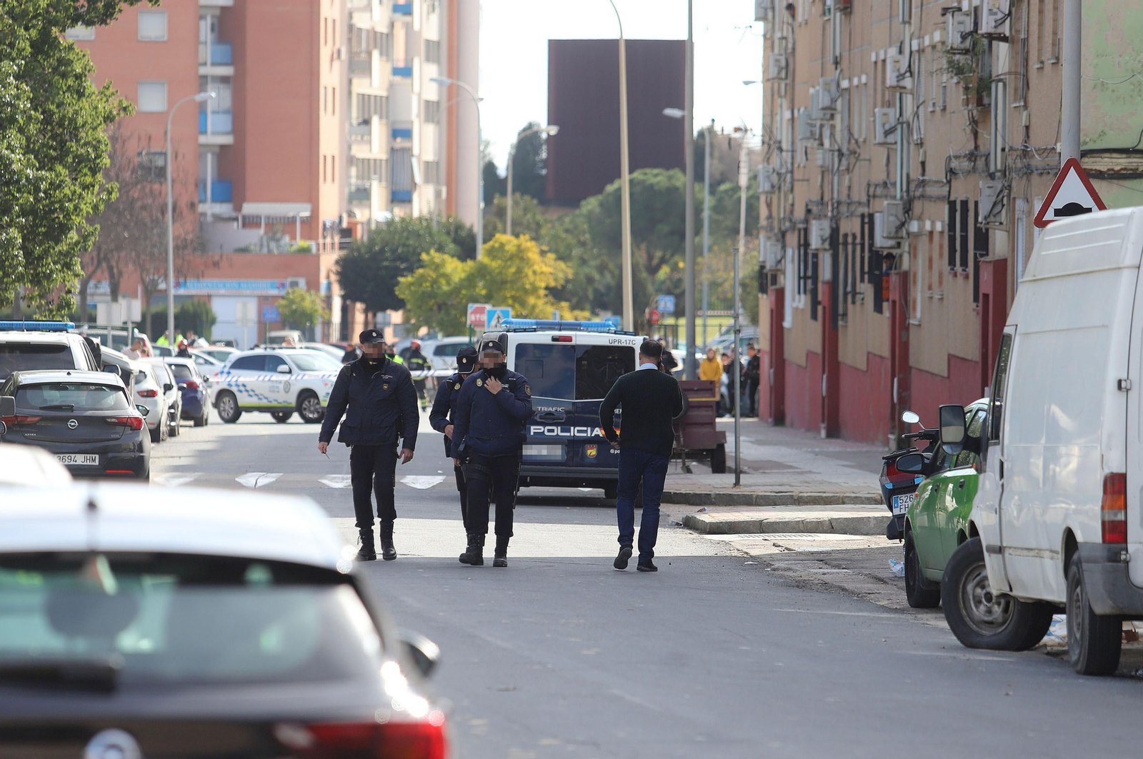 Imágenes del atrincherado que amenazaba con hacer estallar una bombona en el Torrejón, Huelva