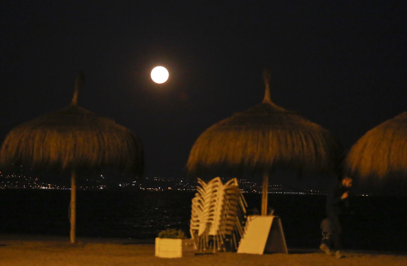 Imágenes de la superluna en Málaga