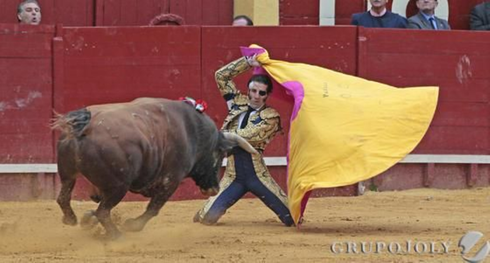 Juan José Padilla salió a por todas en su segundo, parando  de rodillas en el tercio.

Foto: Miguel Angel Gonzalez