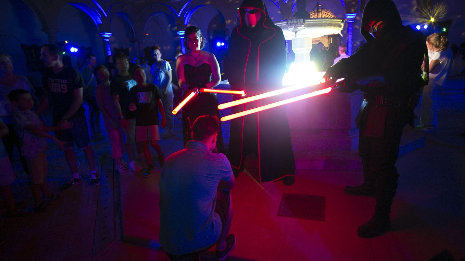 Guerros Jedai en el escenario del patio del Ayuntamiento.