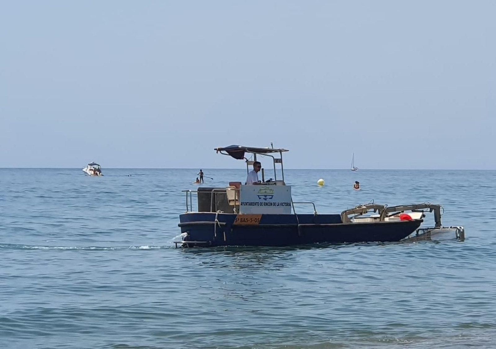 Una de las embarcaciones que limpiarán las playas de Rincón de la Victoria Una de las embarcaciones que limpiarán las playas de Rincón de la Victoria