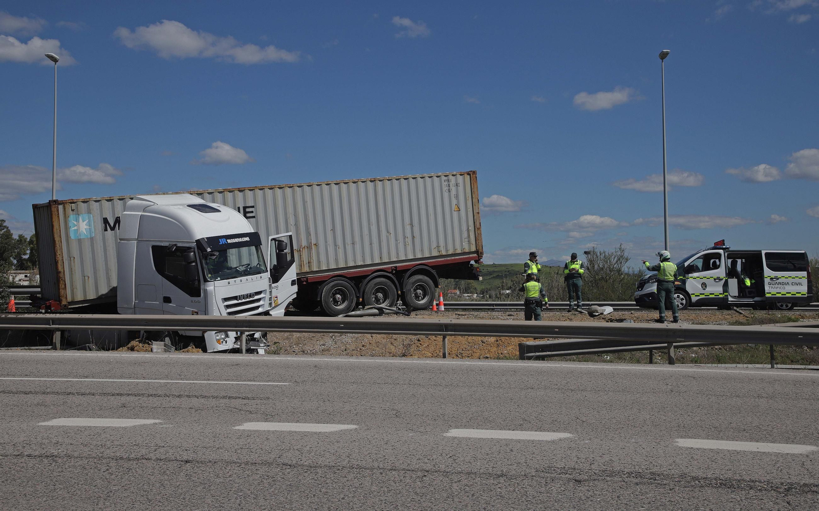 Fotos del camión accidentado en la A-381 a la altura de Puente Romano
