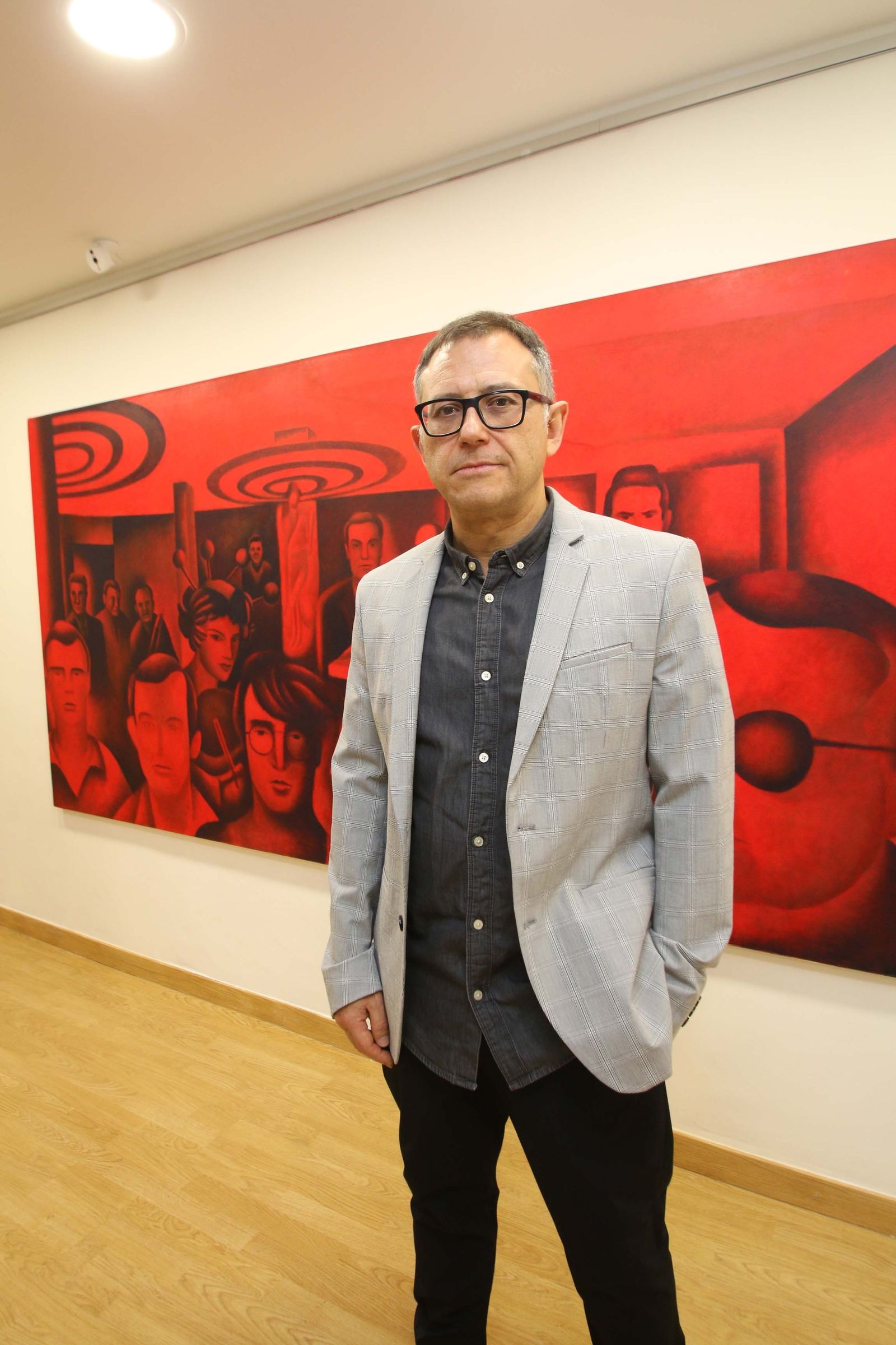 Paco de la Torre en la sala donde muestra sus últimos trabajos.