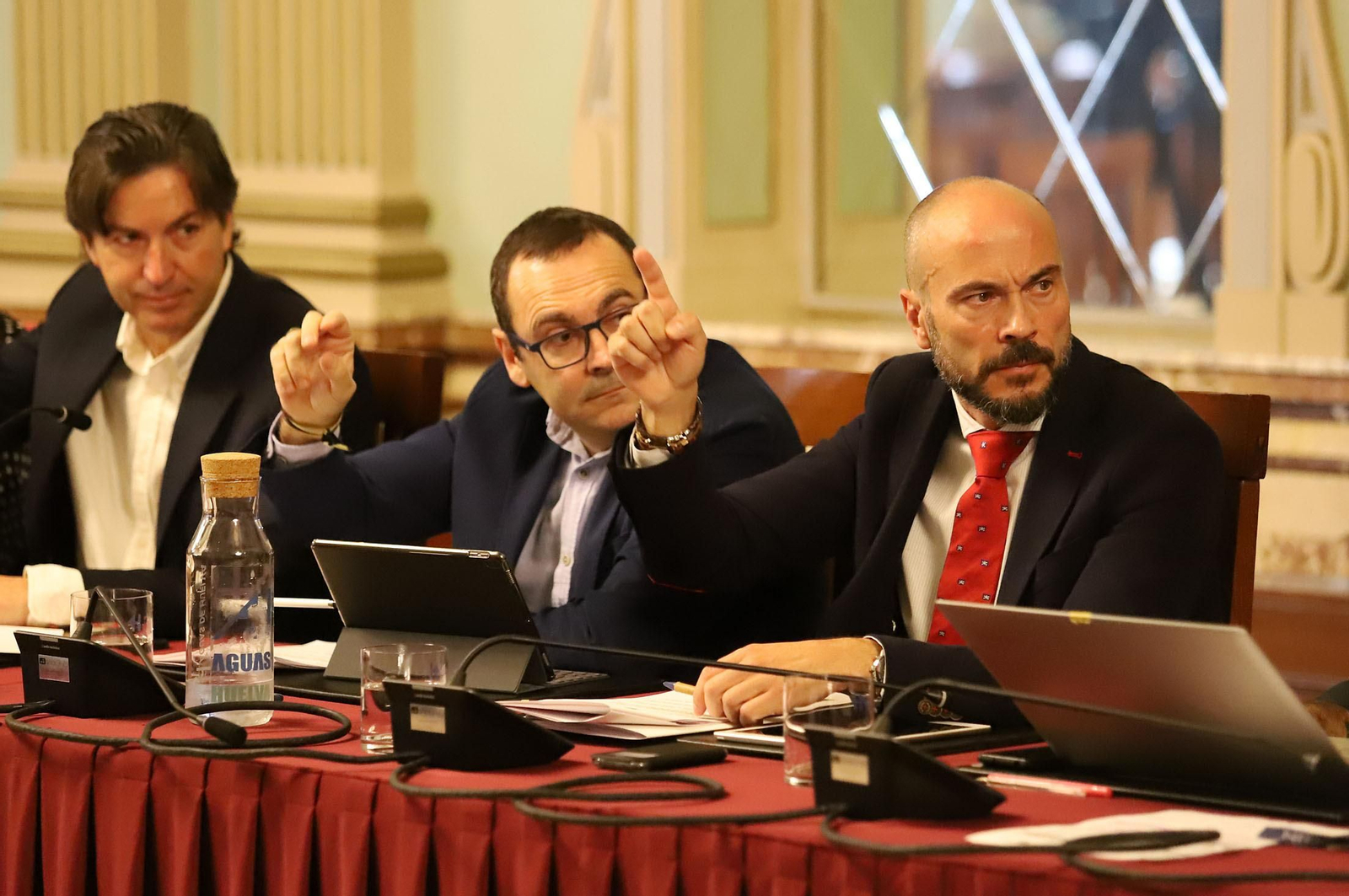 Imágenes del pleno del Ayuntamiento de Huelva