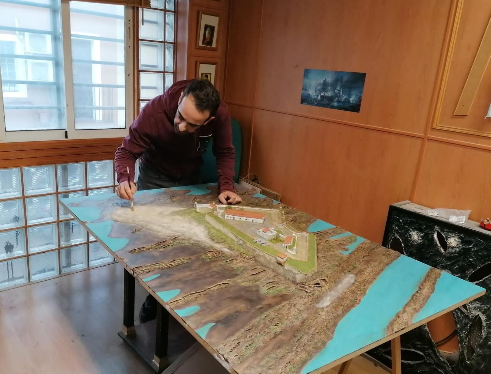 Máximo Agudo perfila la maqueta del Fuerte de Isla Verde de Algeciras.