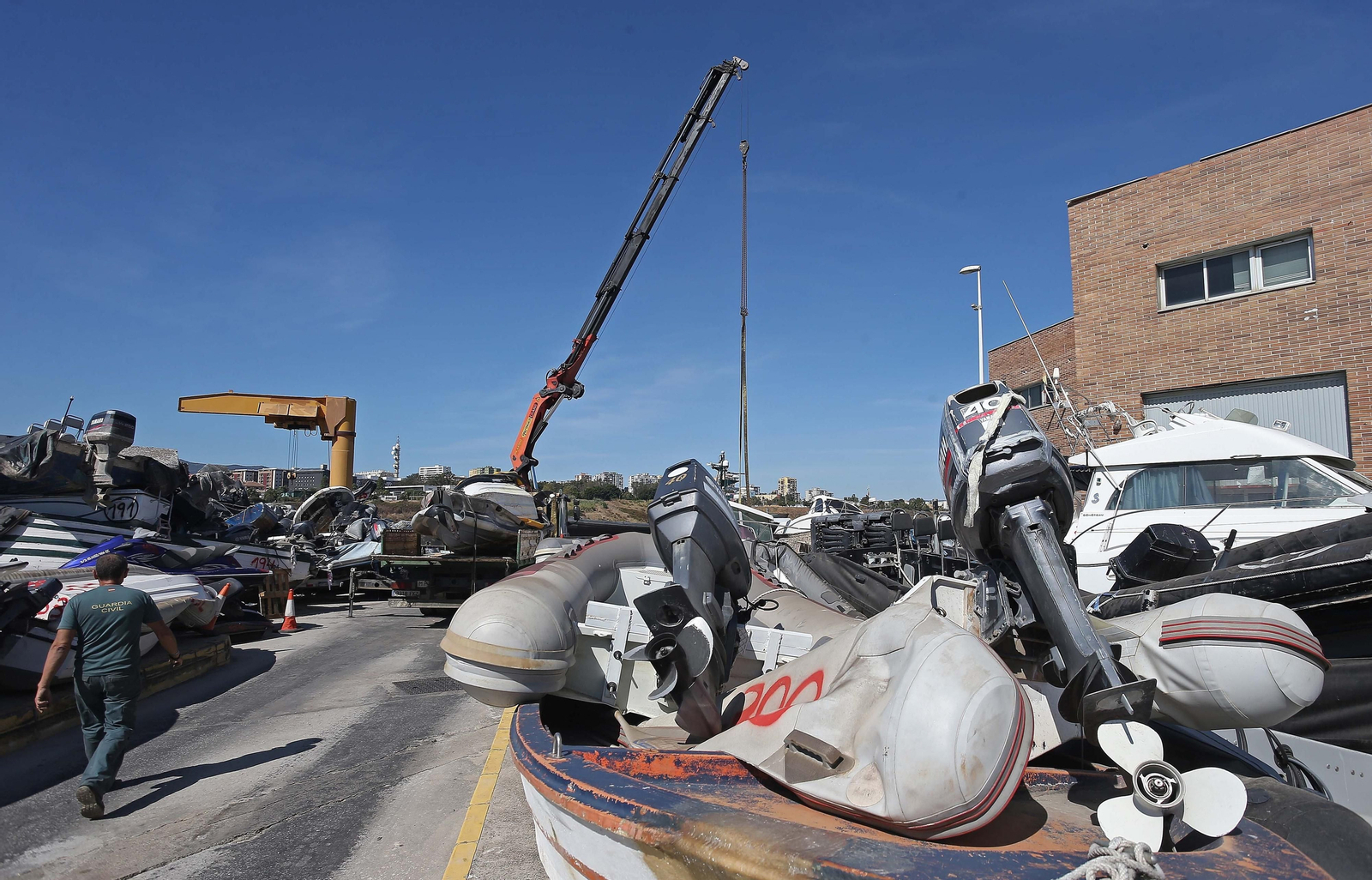 Una grúa mueve embarcaciones en el Puerto de Algeciras, este martes