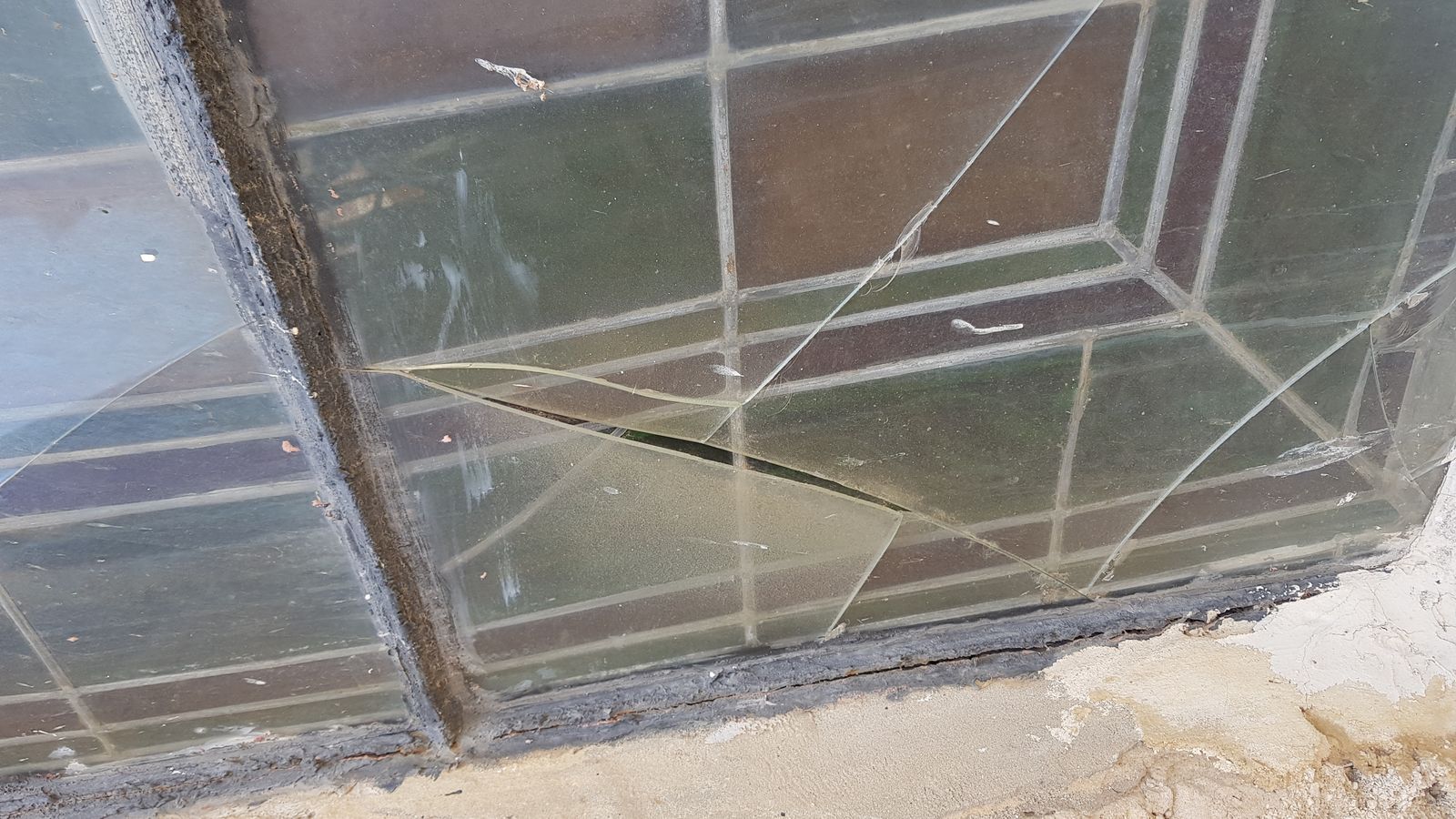 Rotura en la pantalla exterior de una de las vidrieras.