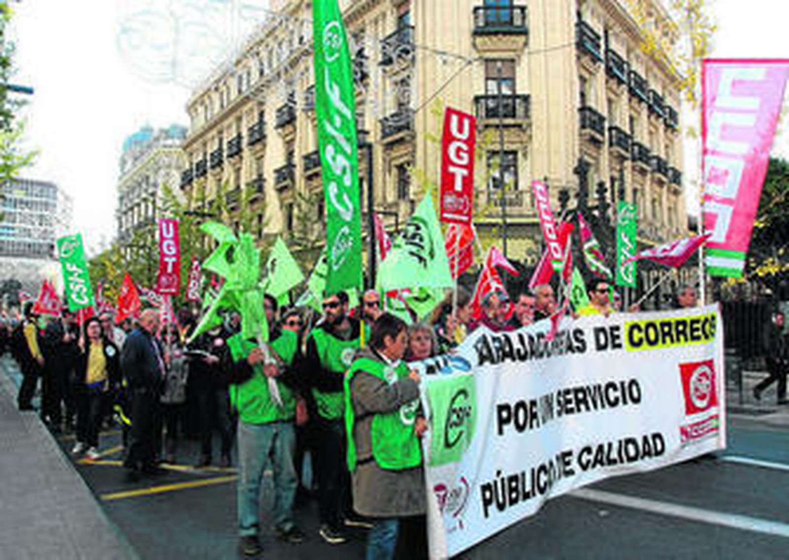 La protesta partió de Puerta Real y llegó hasta la Subdelegación del Gobierno.