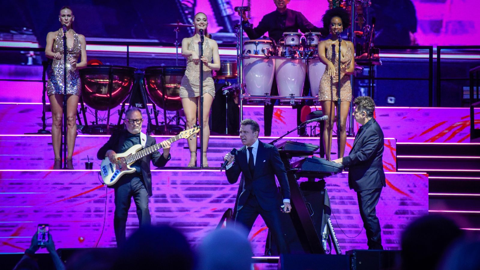 El artista ofreció una actuación para 20.000 personas.