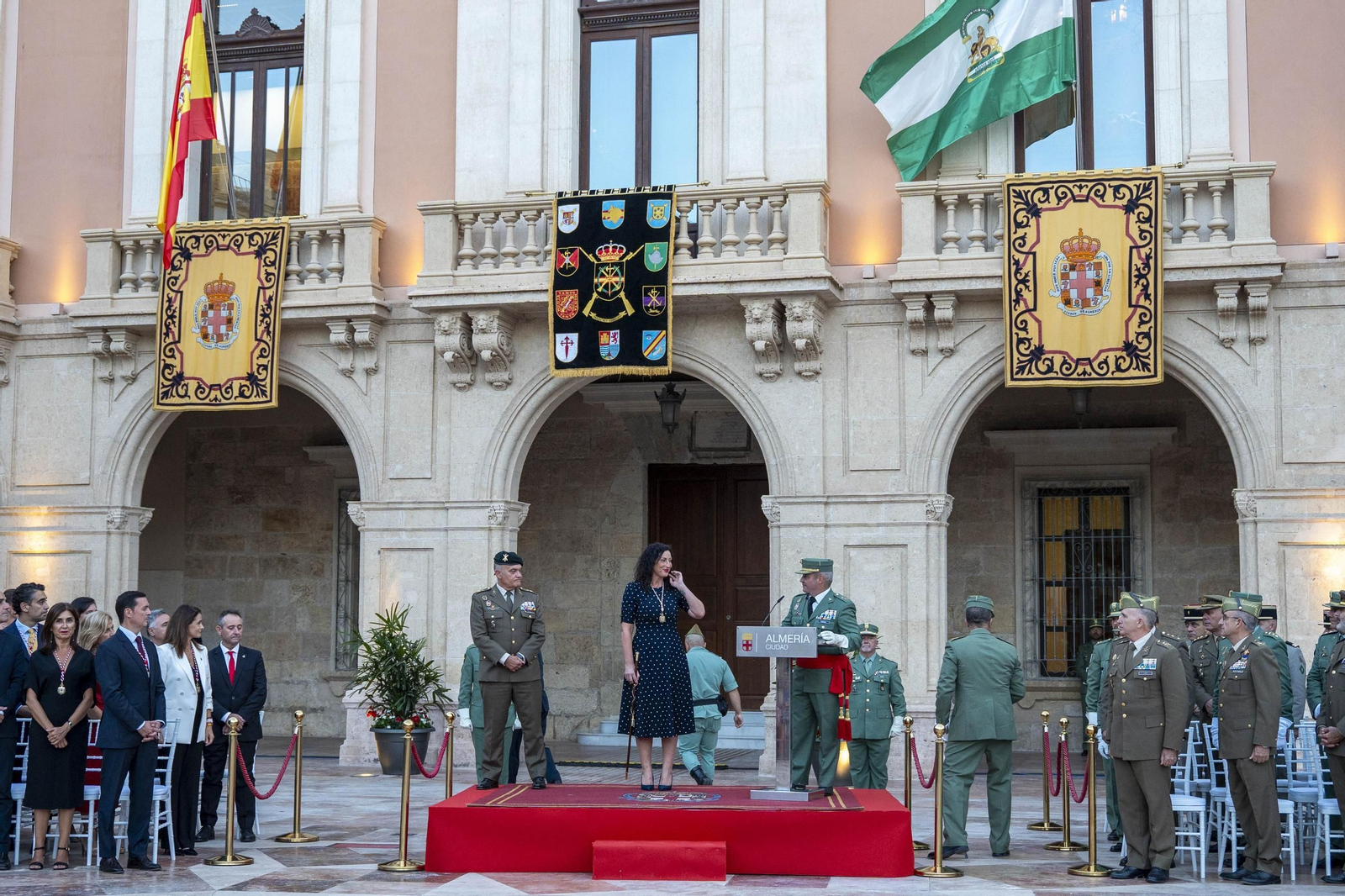 El Escudo de Oro de la ciudad de Almería a la Legión, en imágenes