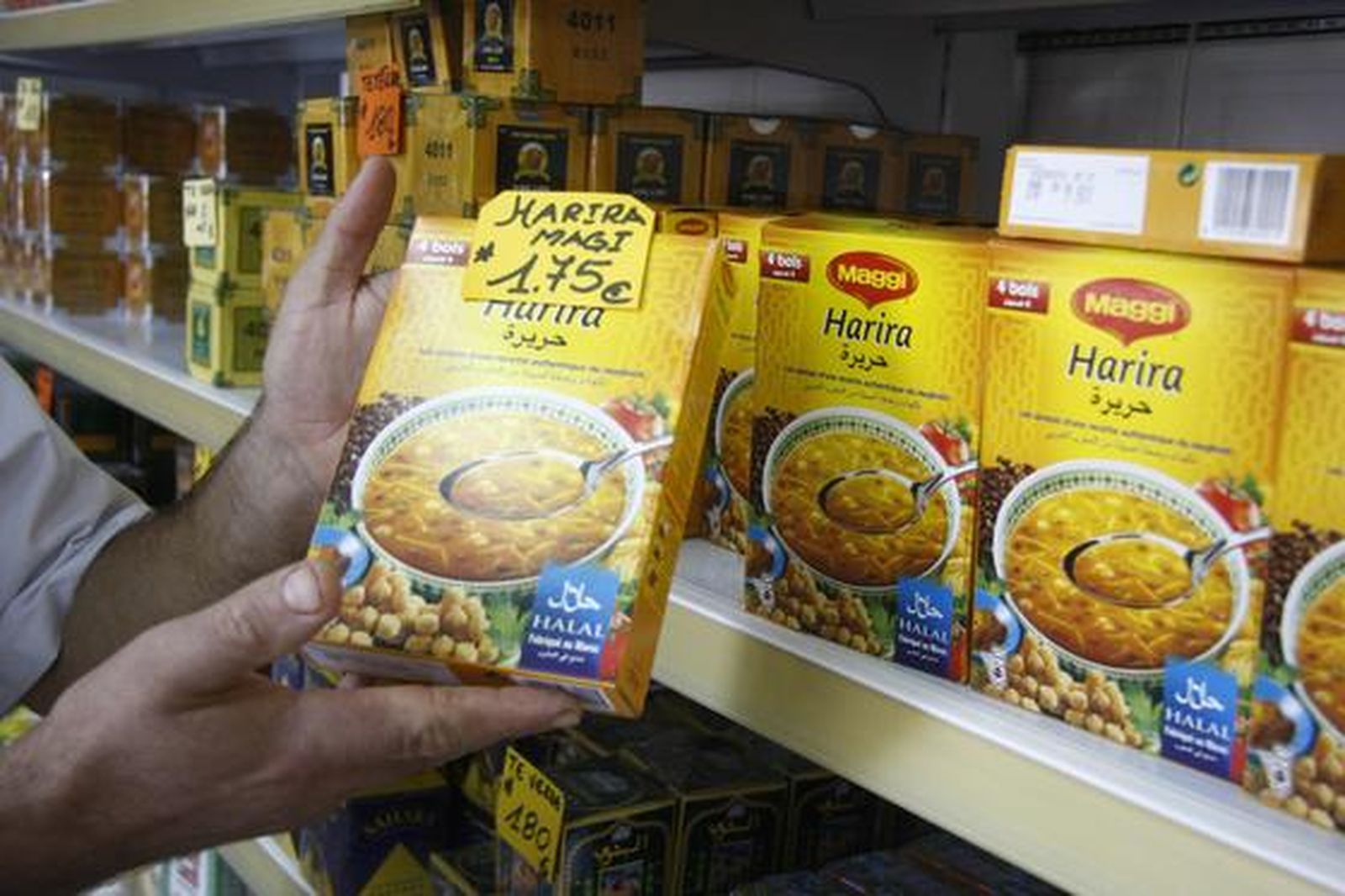 Alimentos de la tienda y carnicería Halal Hamid en Sevilla.

Foto: Belén Vargas