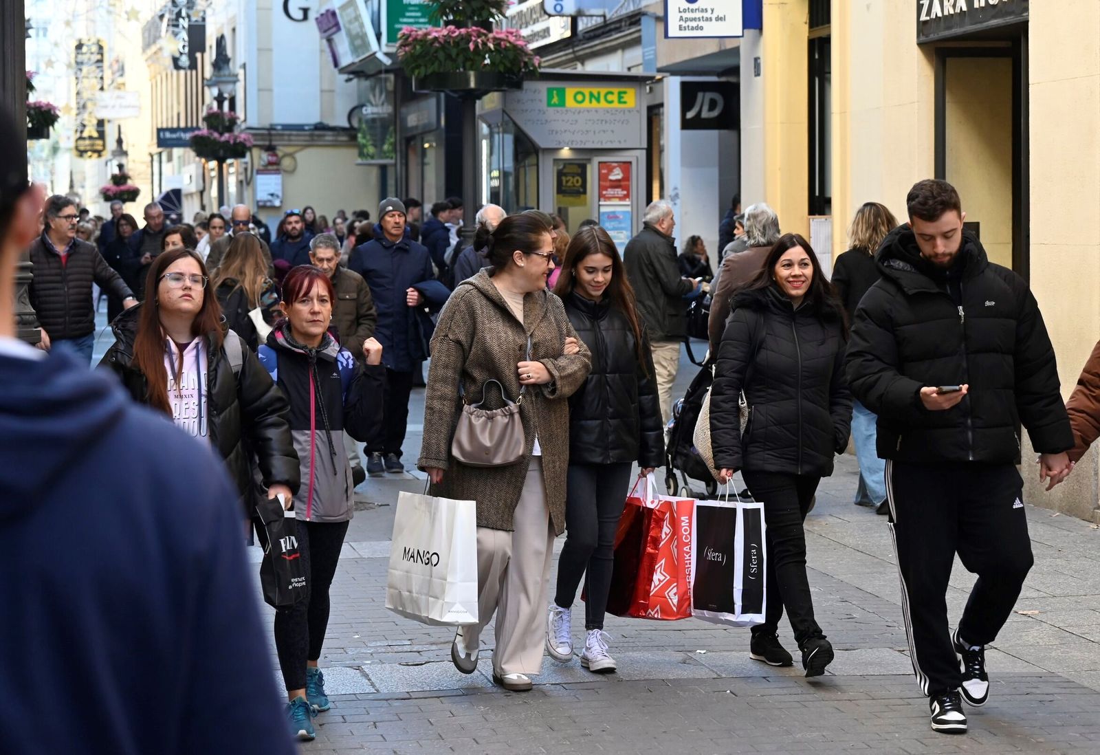 El inicio de la campaña de las rebajas de invierno en Córdoba, en imágenes