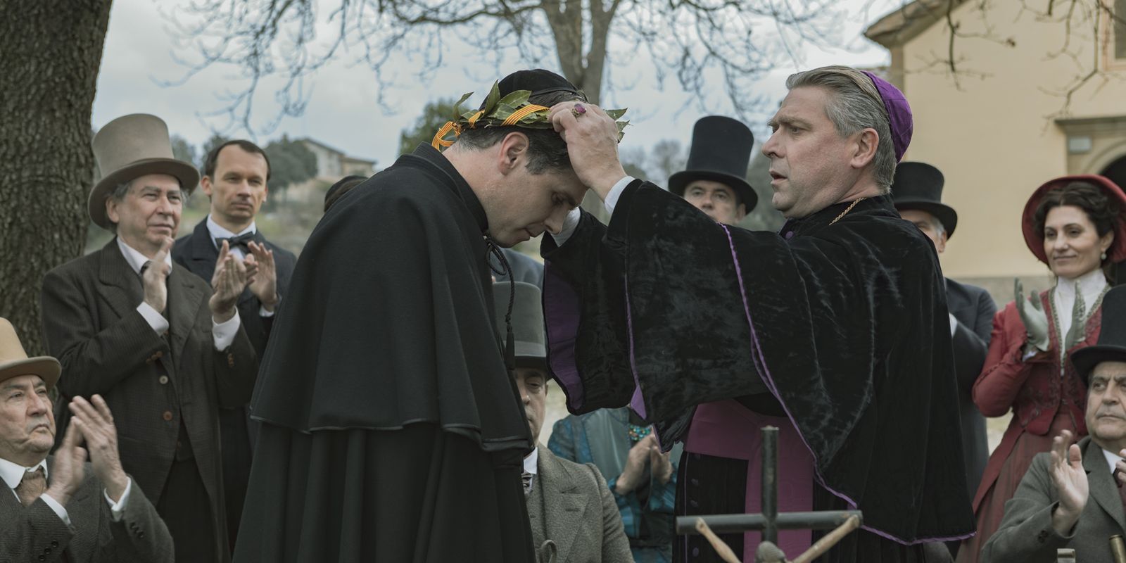 Enerst Villegas (izquierda) es Jacinto Verdaguer en su 'biopic'