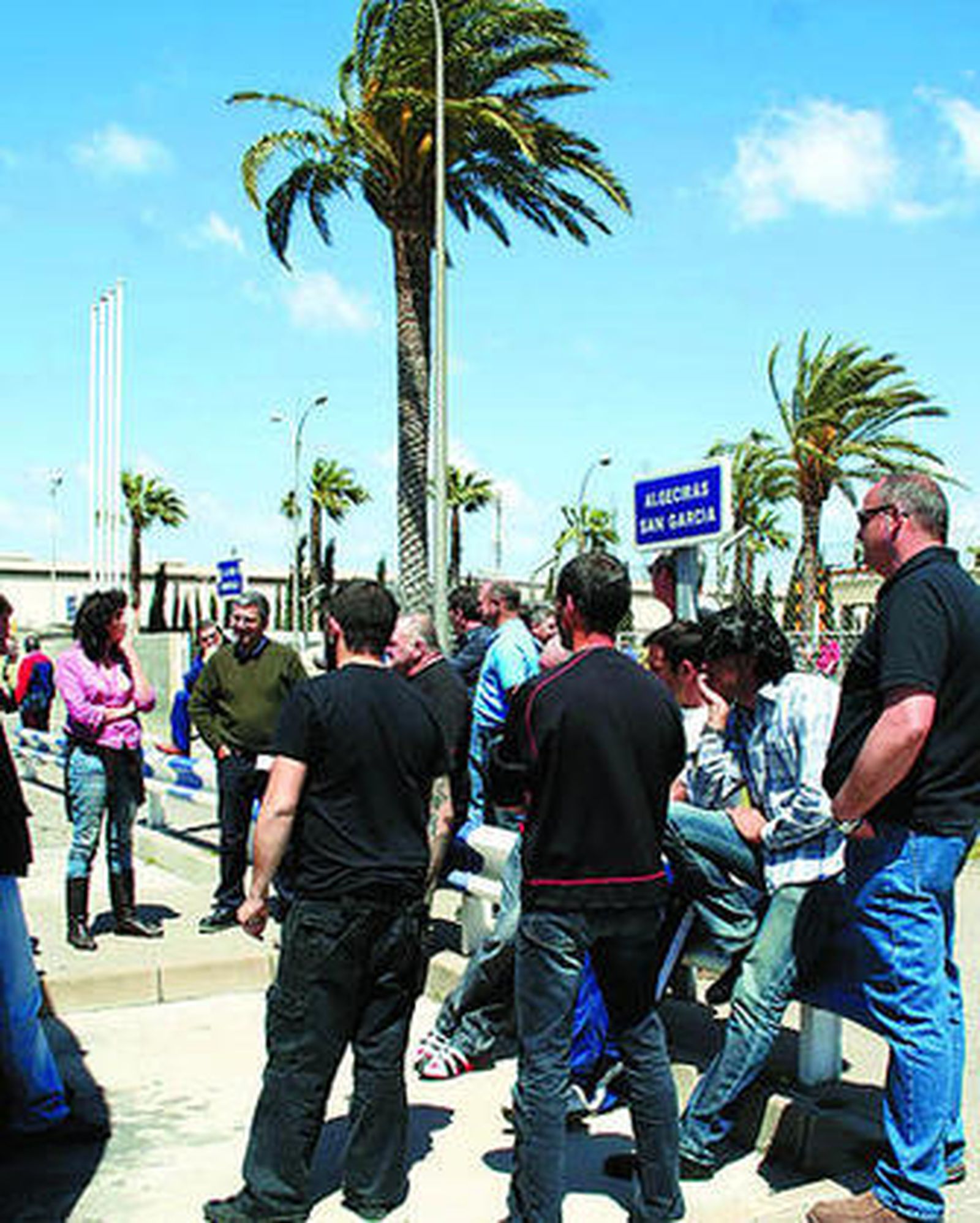 Los empleados de Ticsa, durante la huelga esta semana en Acerinox.