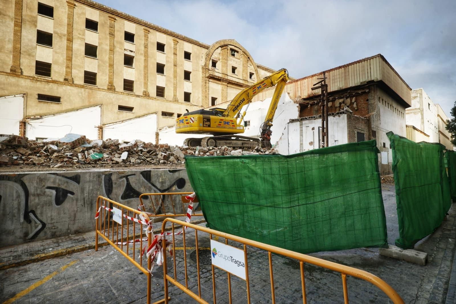Derribo de las naves traseras de Valcárcel.