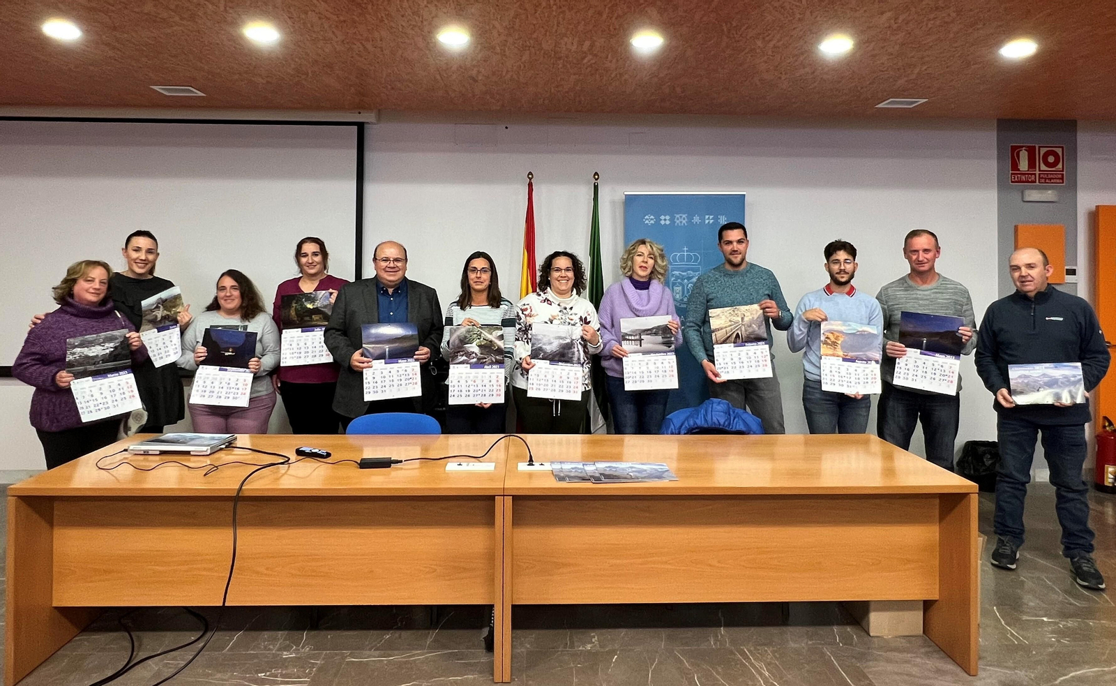 Catorce fotografías de Güéjar Sierra ilustran un calendario para 2023 “con vistas al pueblo de Granada más bonito de mundo”