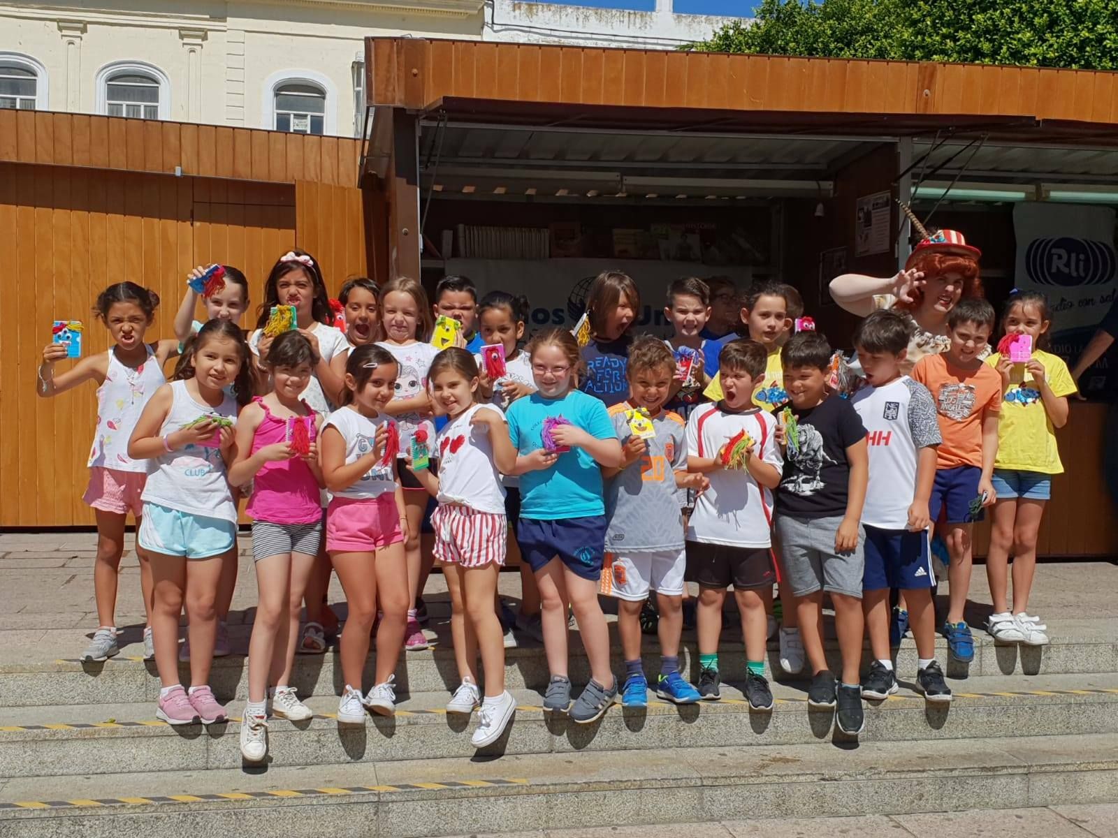 Alumnos de  2º de Primaria del colegio Quintanilla durante su visita a la Feria del Libro donde participaron en un taller de manualidades.