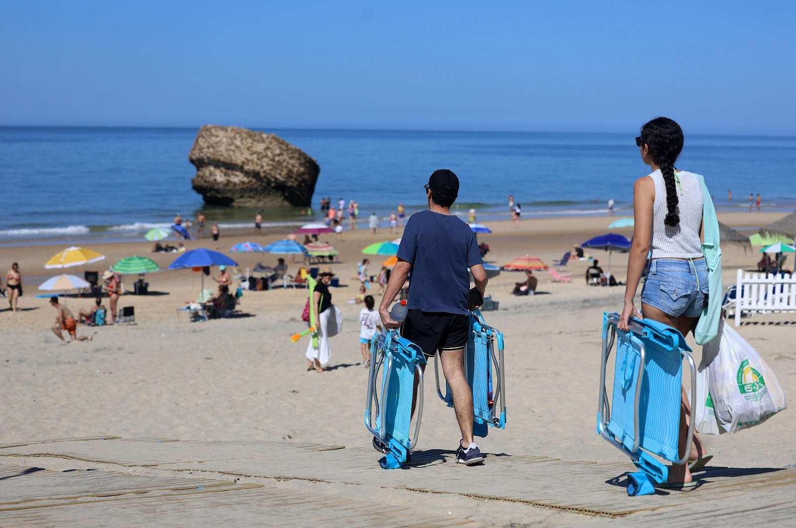 Veraneantes acceden a la playa de Matalascañas.