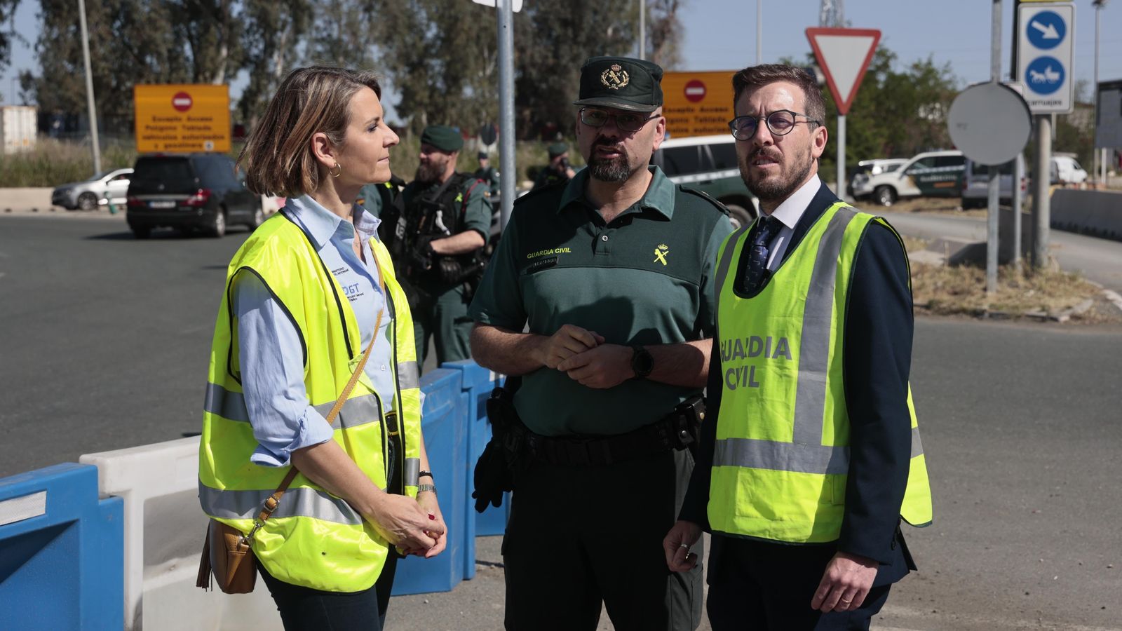 La jefa de Tráfico, Ana Luz Jiménez Ortega; el teniente coronel Rubén Rodríguez; y el subdelegado del Gobierno, Francisco Toscano.