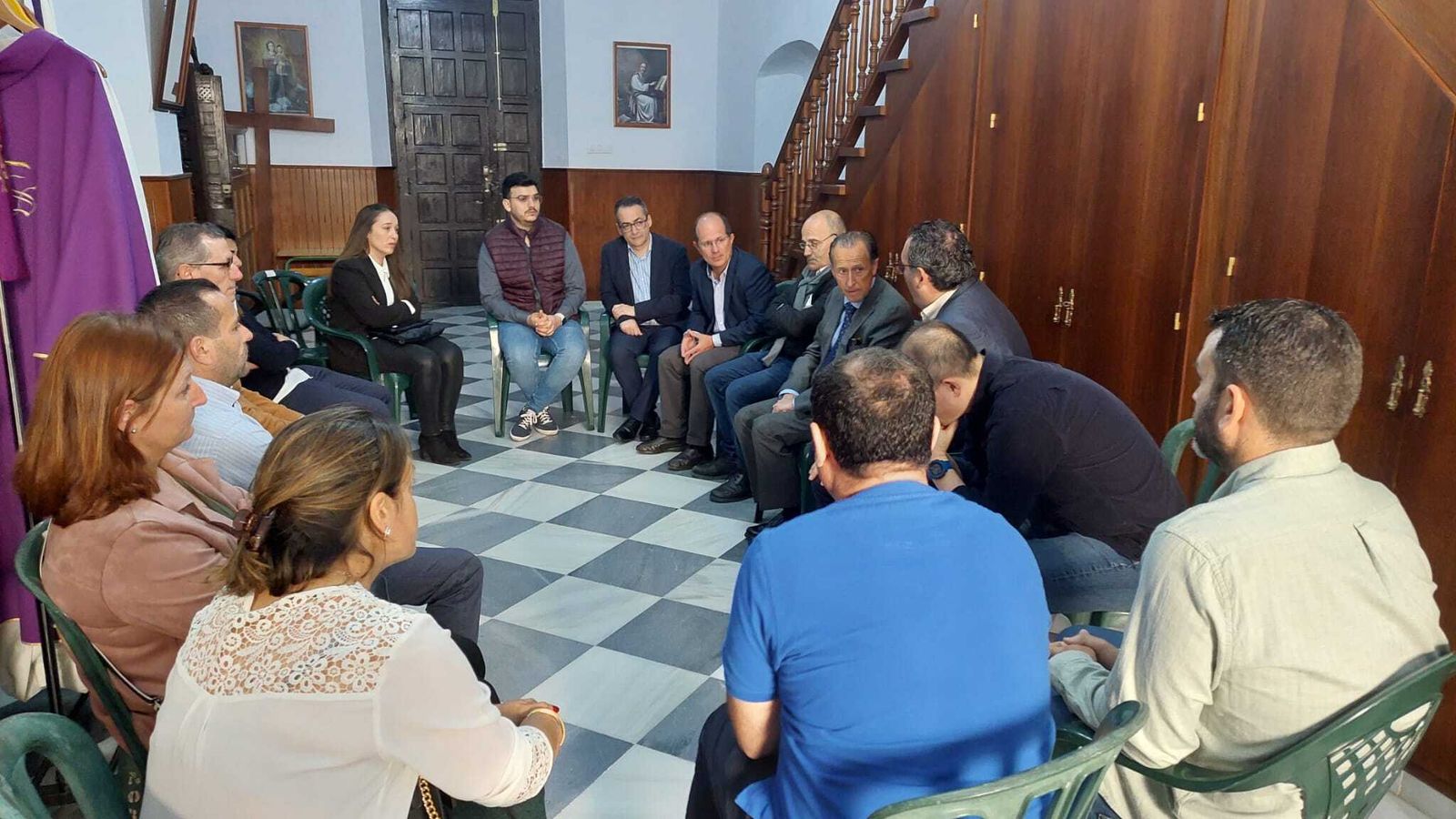 El alcalde de la ciudad, reunido con miembros de la Hermandad.