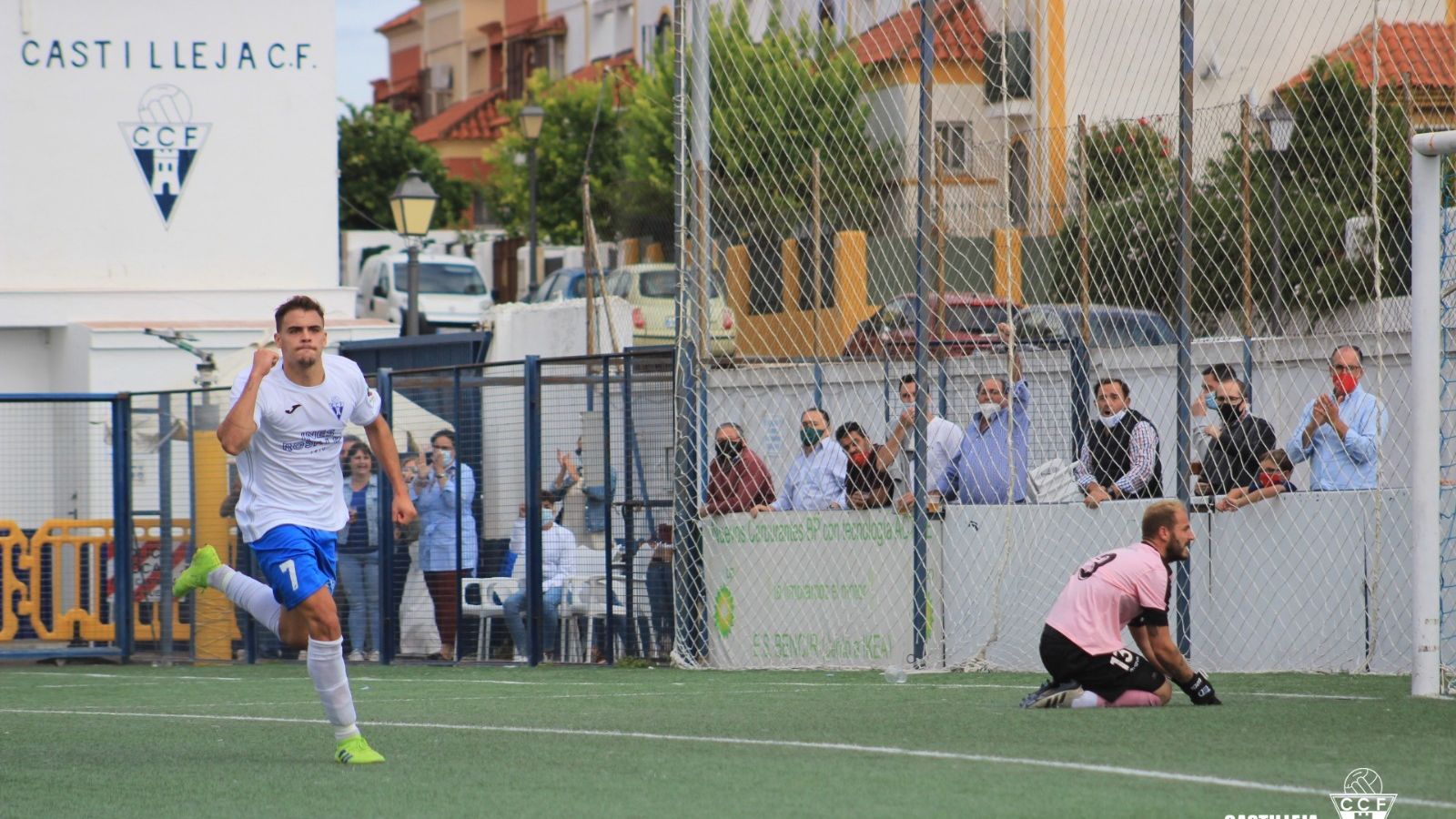 Pedro Jiménez celebra el primer tanto del Castilleja ante el Gerena.