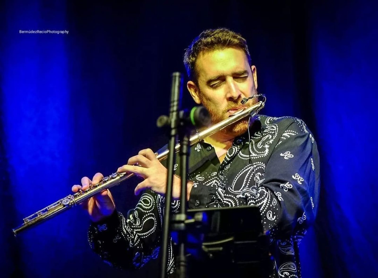 Javier León tocando la flauta travesera.