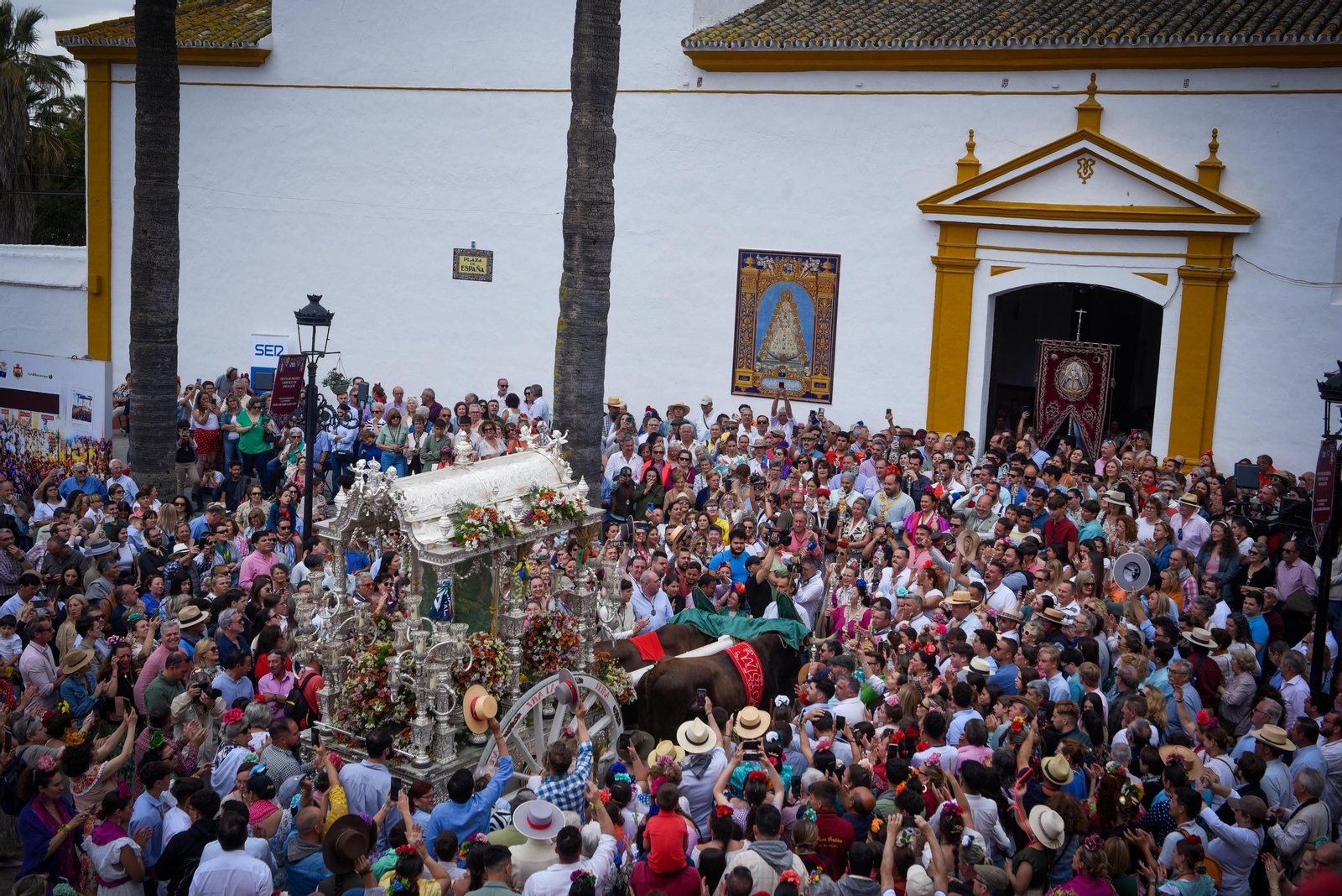 El paso de las Hermandades de El Rocío por Villamanrique, en imágenes