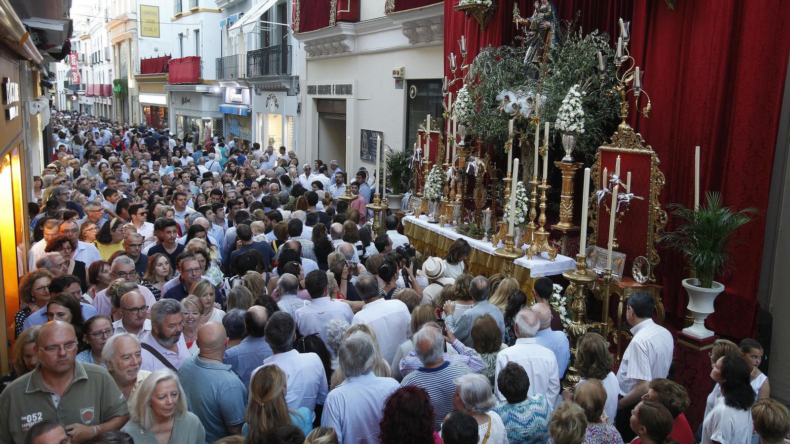 Numerosas personas admirando uno de los altares que se montan por la festividad del Corpus.
