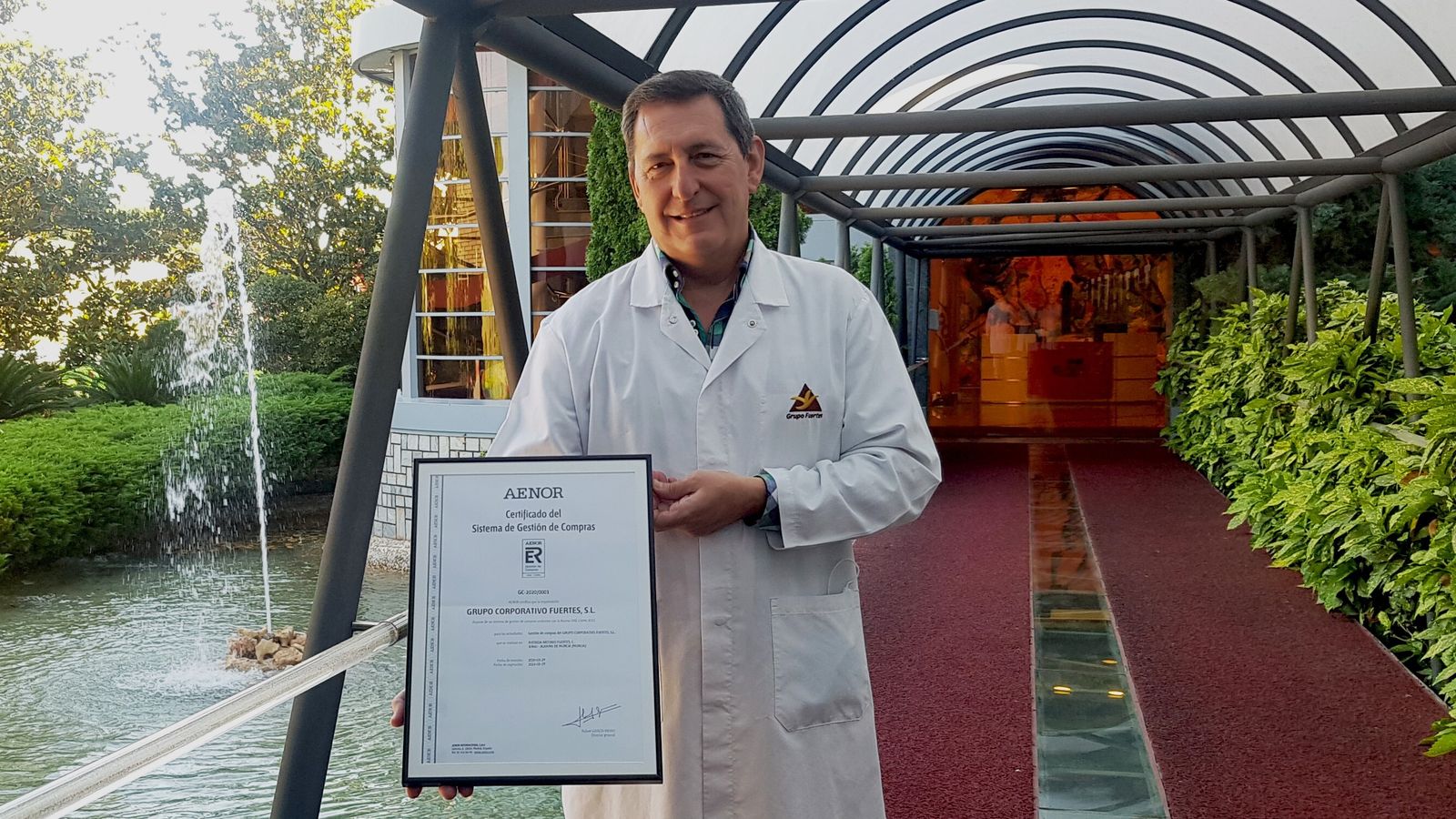 El director de Compras del Grupo, Constantino Sánchez, muestra la certificación UNE 15896 de Gestión de Compras de Valor Añadido