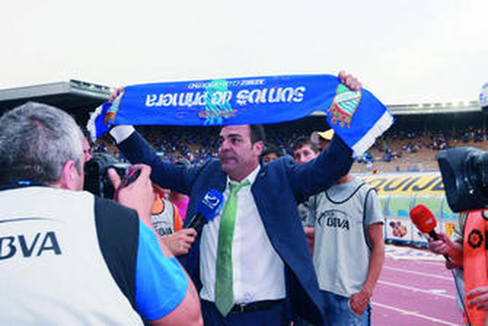 Carlos Osma, presidente del Xerez Deportivo, celebra el ascenso de los azulinos, ayer en Chapín.