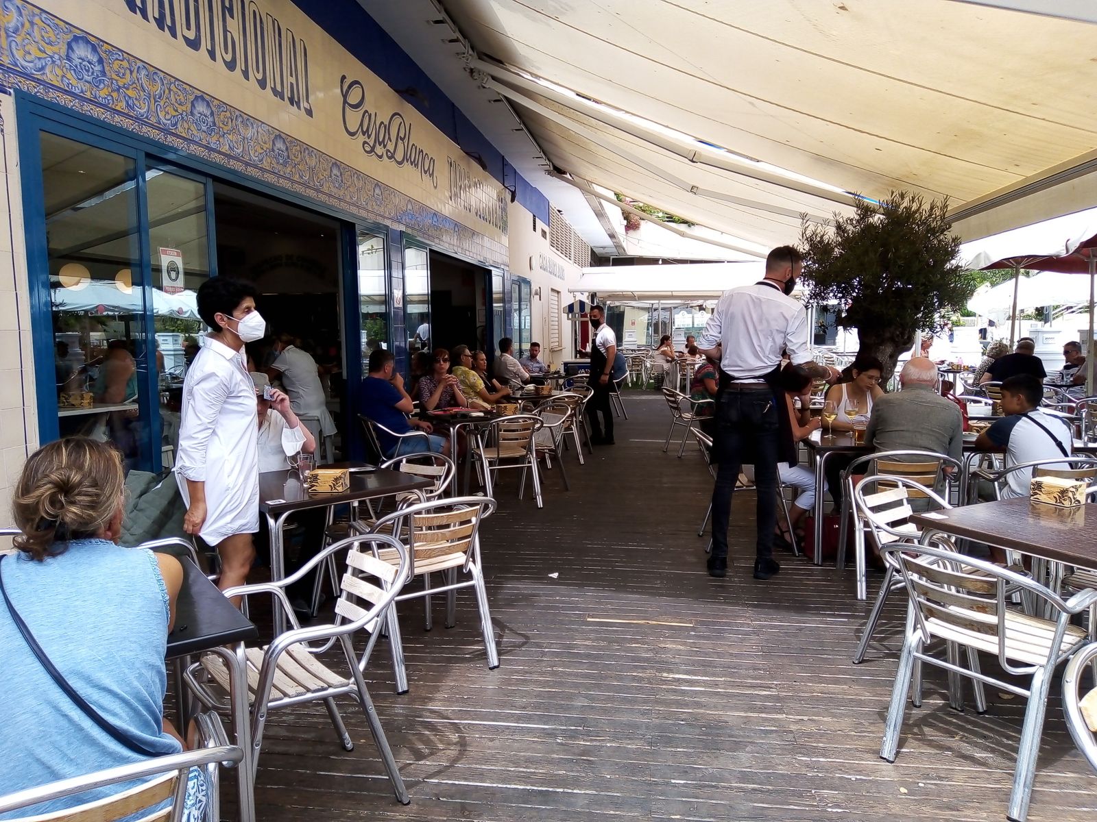 La terraza de un negocio de hostelería localizado en Puerto Banús, en Marbella.