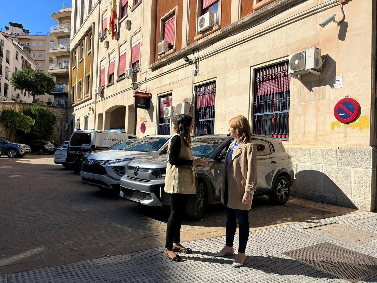 Las concejalas del PP María Segovia y Maribel López junto a la comisaría del CNP en Jaén.