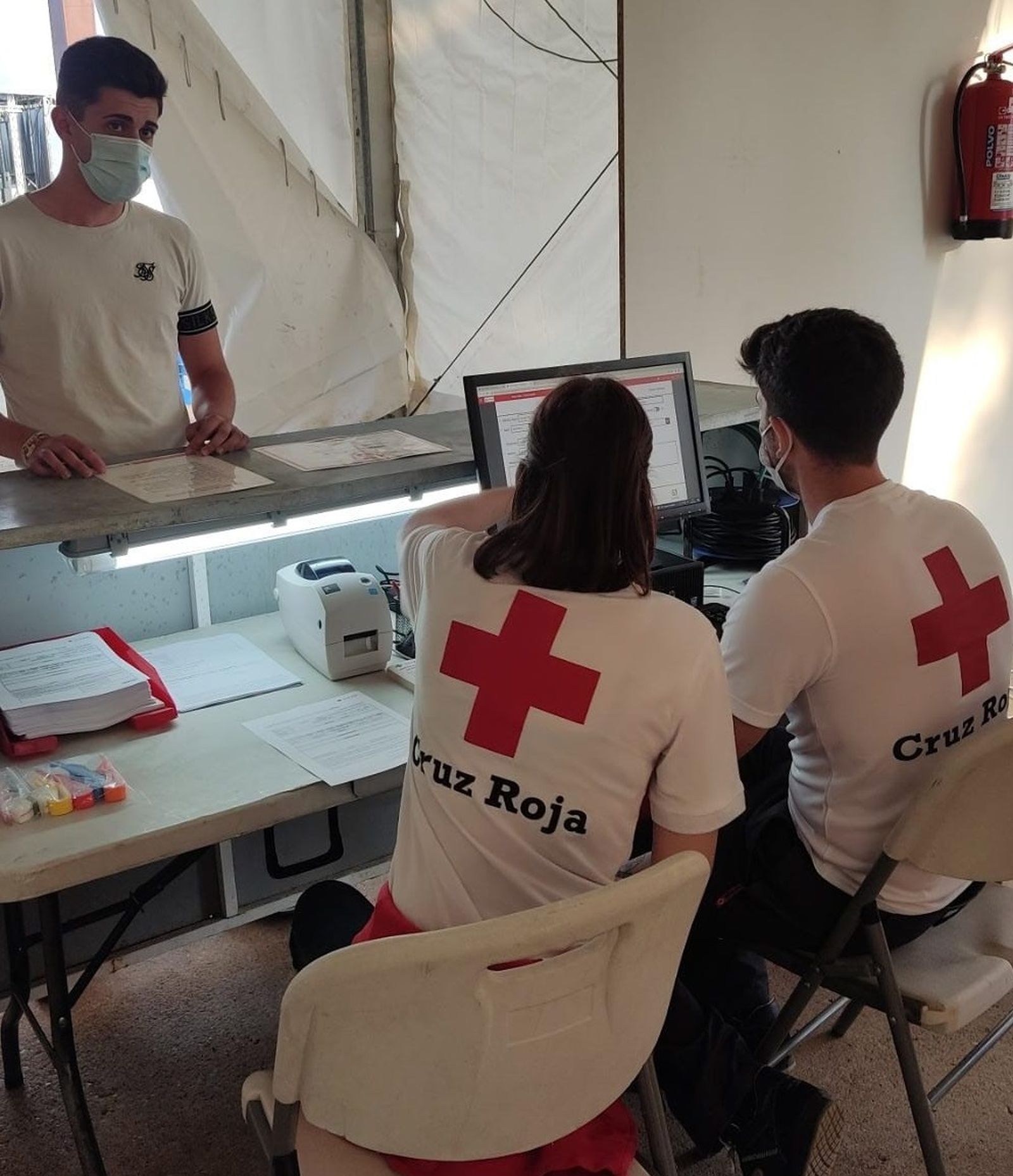 Una persona es atendida por la Cruz Roja en la Feria de Córdoba.
