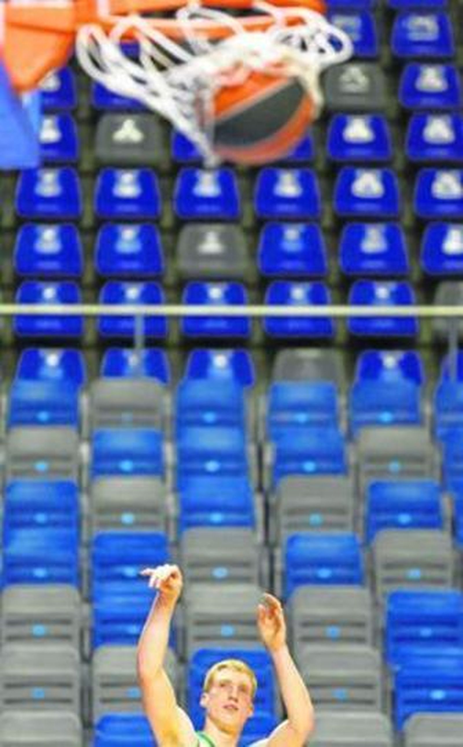 Alberto Díaz anota un triple en el entrenamiento de ayer.