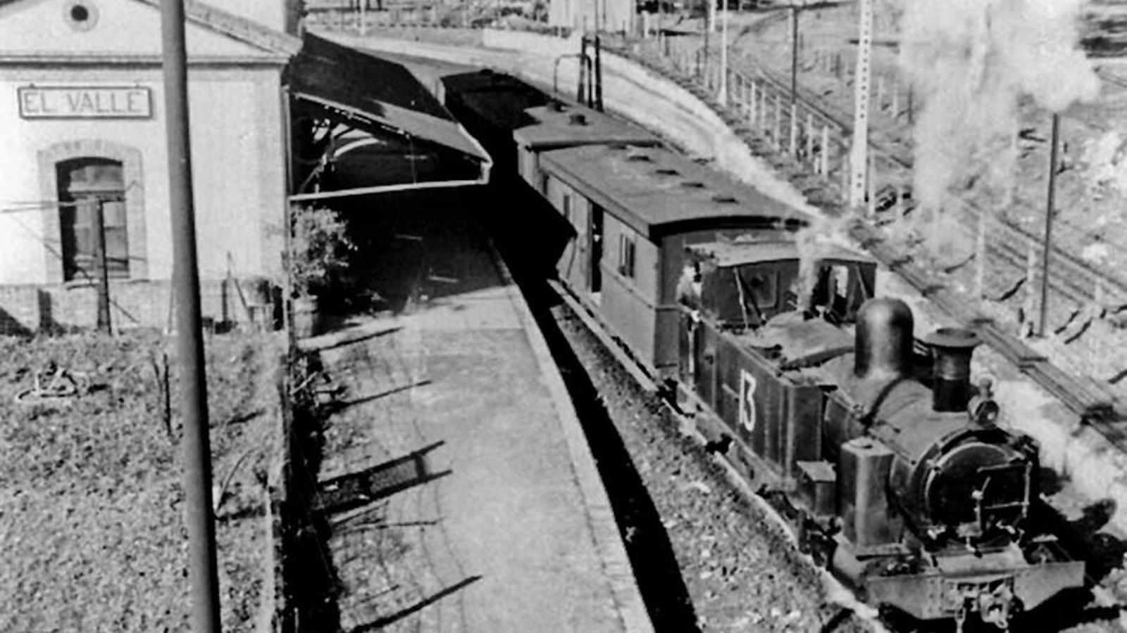 Tren de obreros llegando a la estación de El Valle.