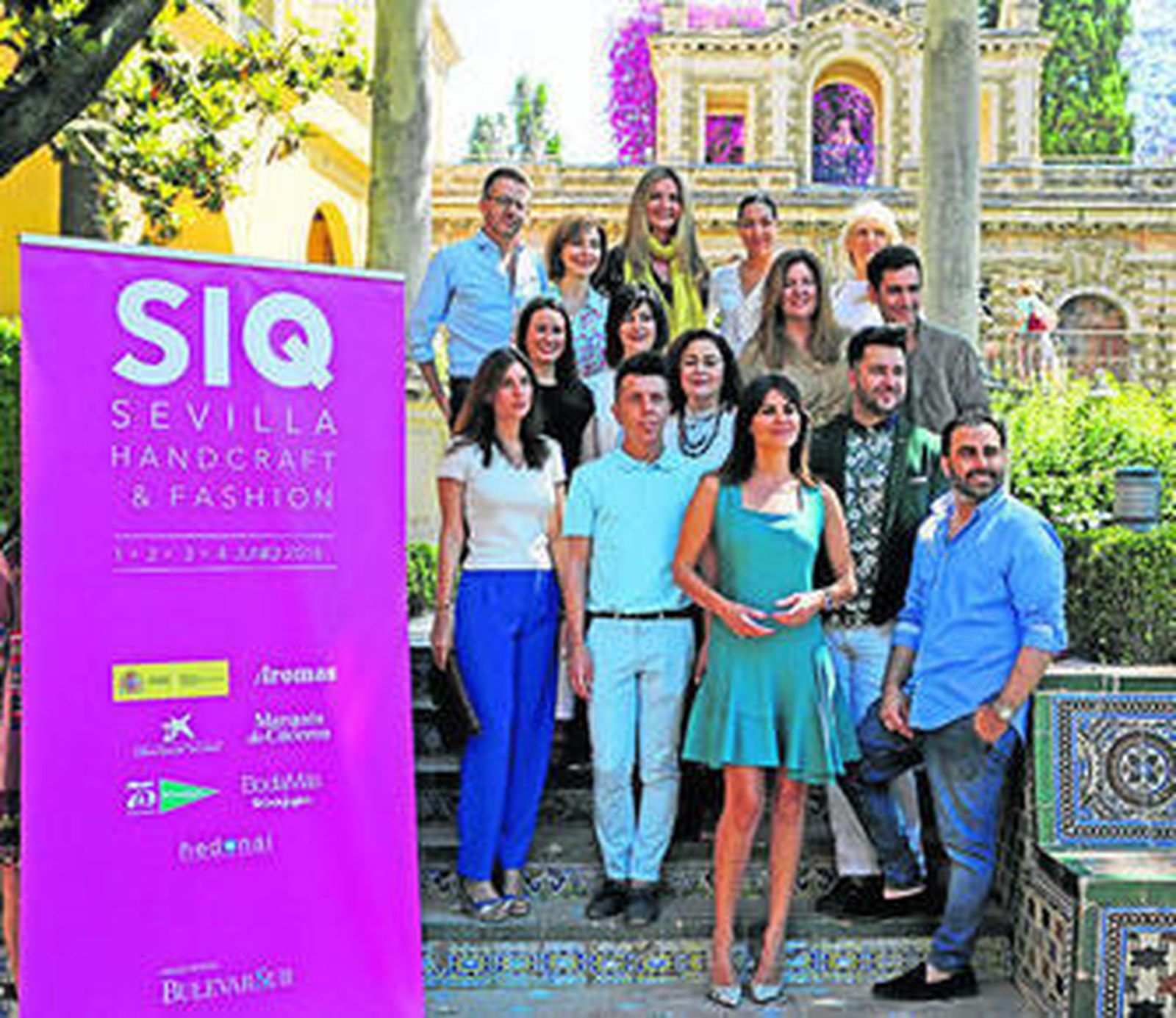 1. Diseño de Alejandro Postigo, que ya participó en una edición pasada de SIQ. 2. Los diseñadores de esta edición posan en el Real Alcázar durante el acto de presentación, ayer.