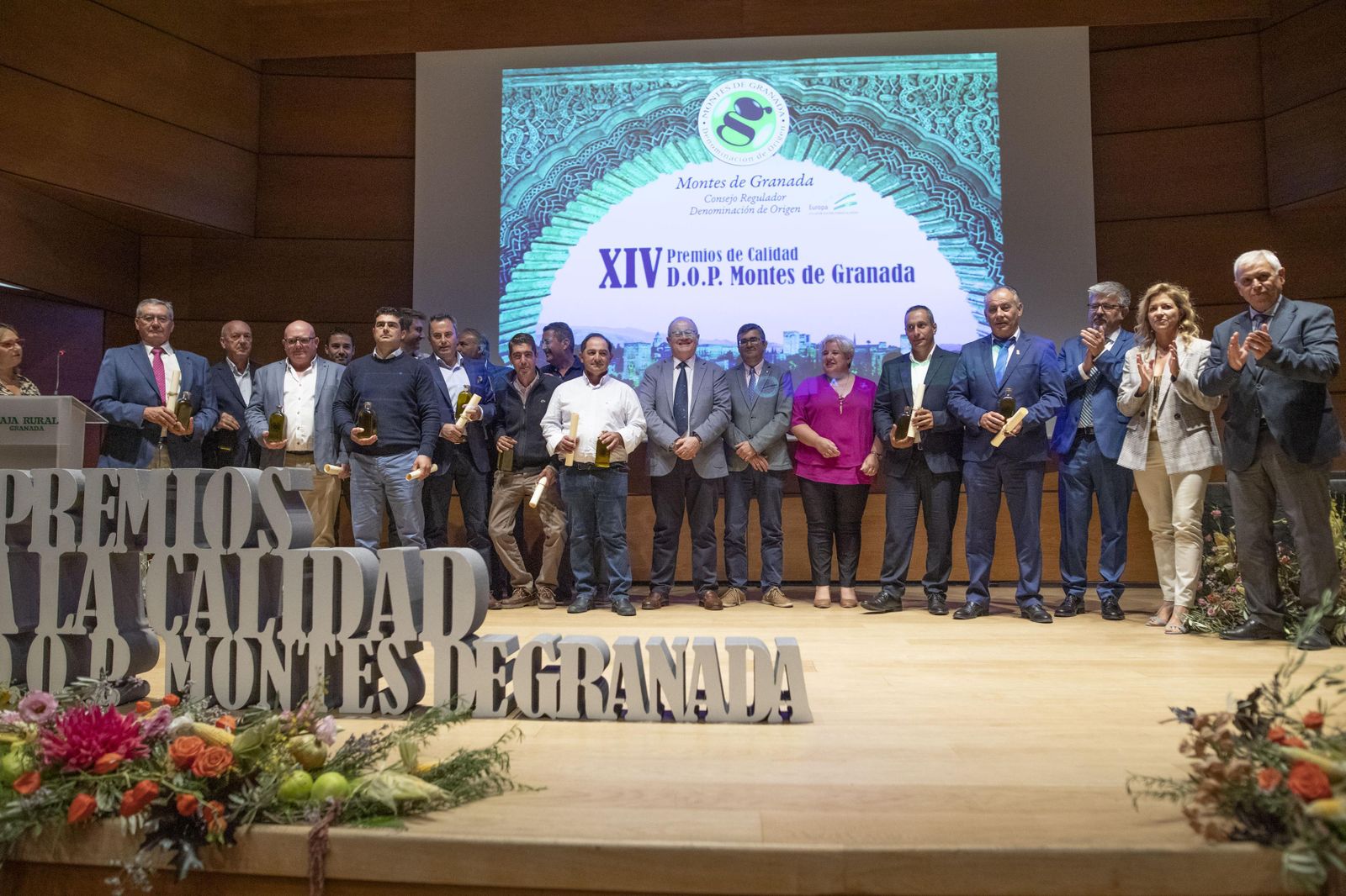 Los premiados de la noche posando para la tradicional foto de familia.