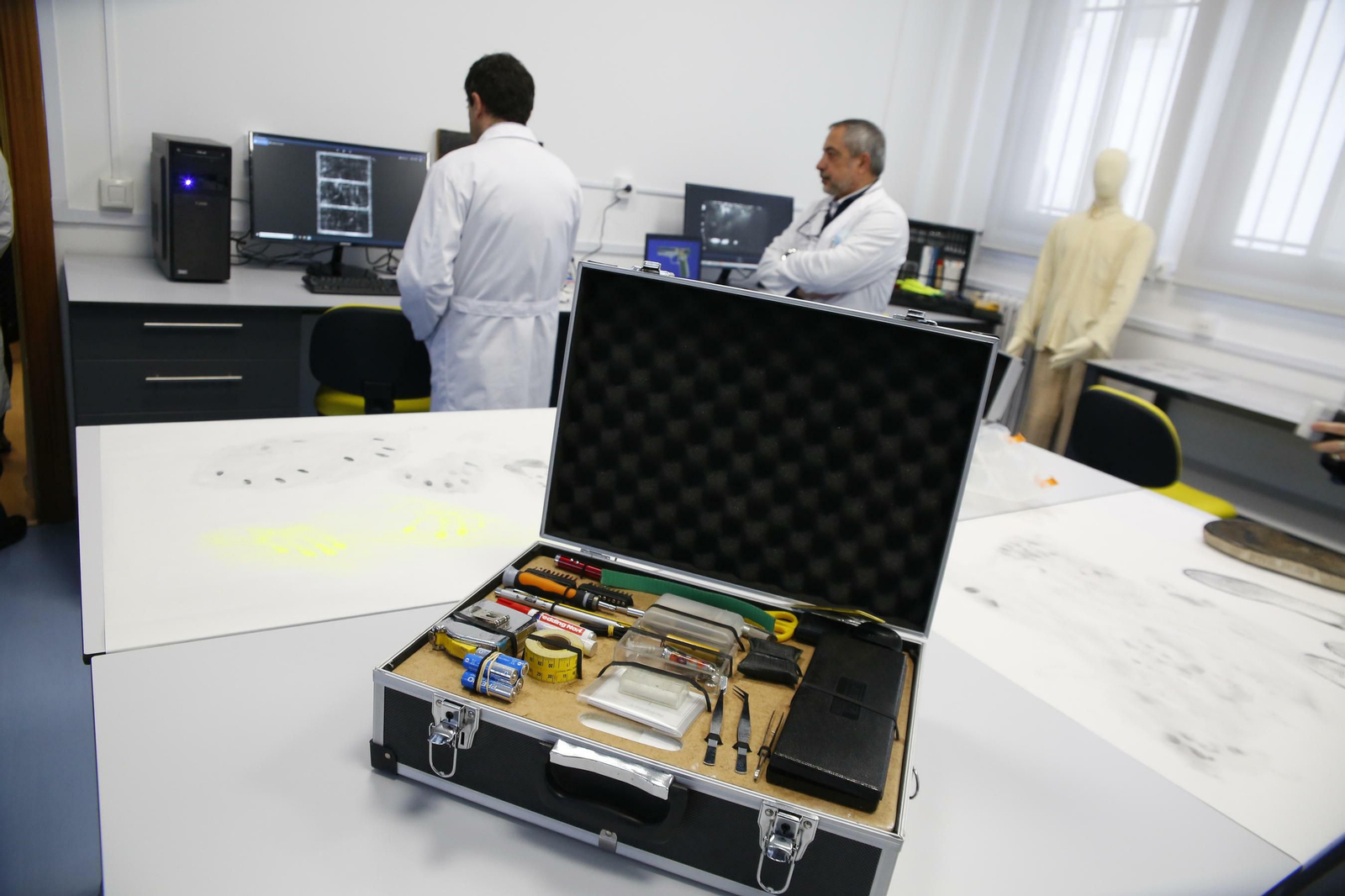 Fotos: así es por dentro el laboratorio para resolver crímenes de la UGR en Granada