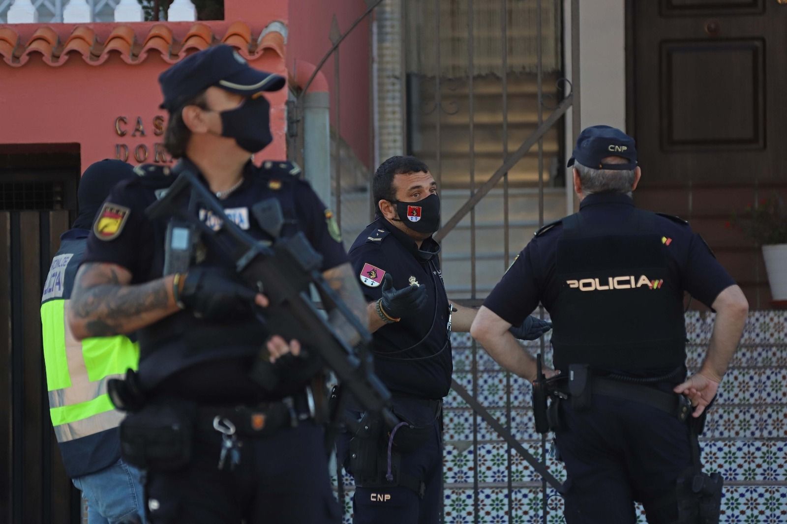 Agentes de la Policía Nacional en una intervención en Algeciras.