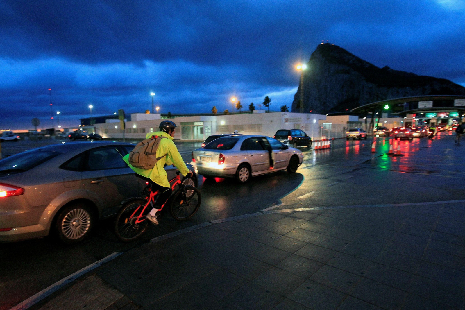 Españoles cruzan el paso fronterizo entre La Línea y Gibraltar.