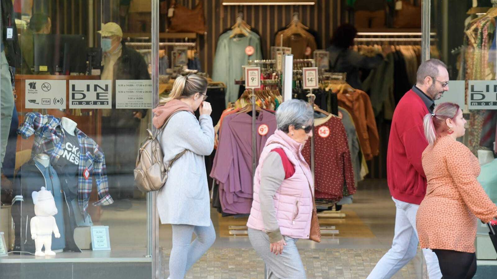 En la calle se mezclan ropa de invierno con otras más primaverales