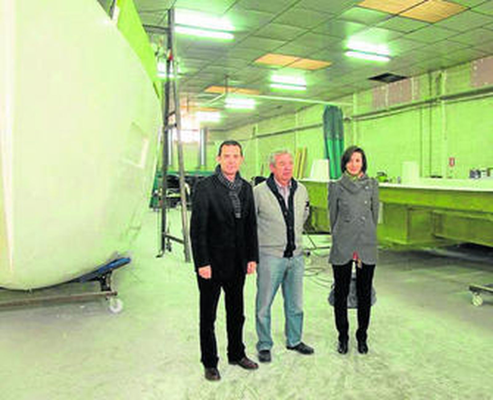El delegado de Innovación y la gerente de IDEA, en el astillero.