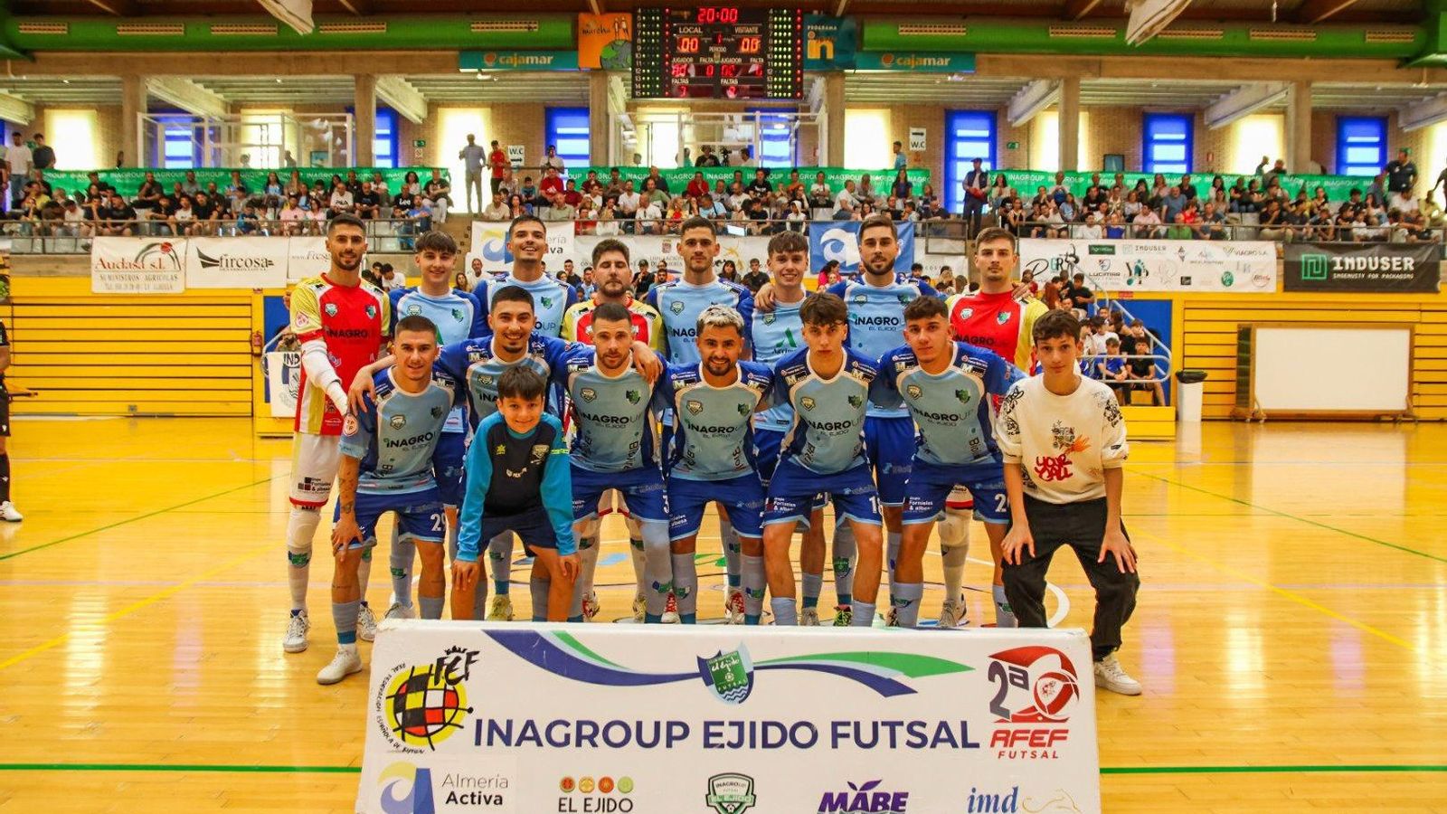 Los jugadores del conjunto celeste posan en el centro de la pista antes del comienzo del choque ante el Barça Atlètic.