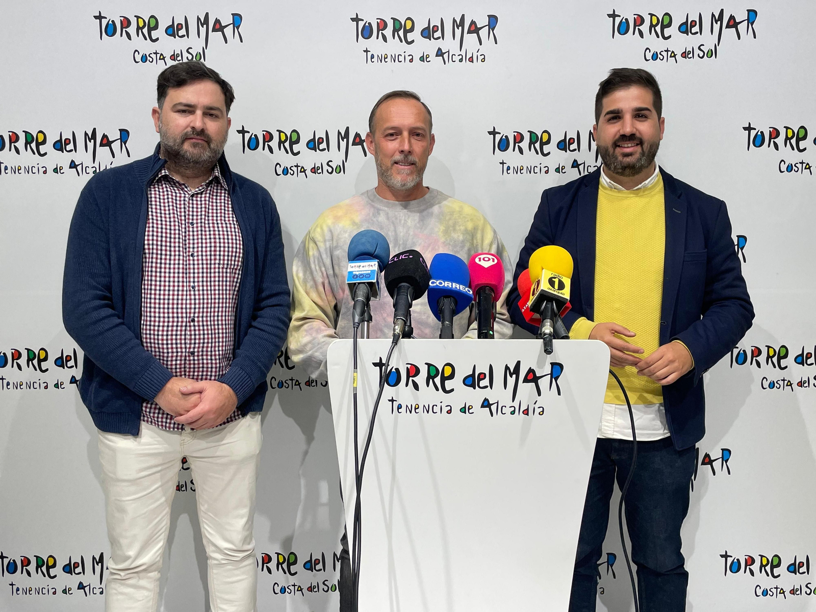 El concejal de Salud, Elías García, junto con el concejal de Playas, David Vilches, y el teniente de alcalde de Caleta, David Segura