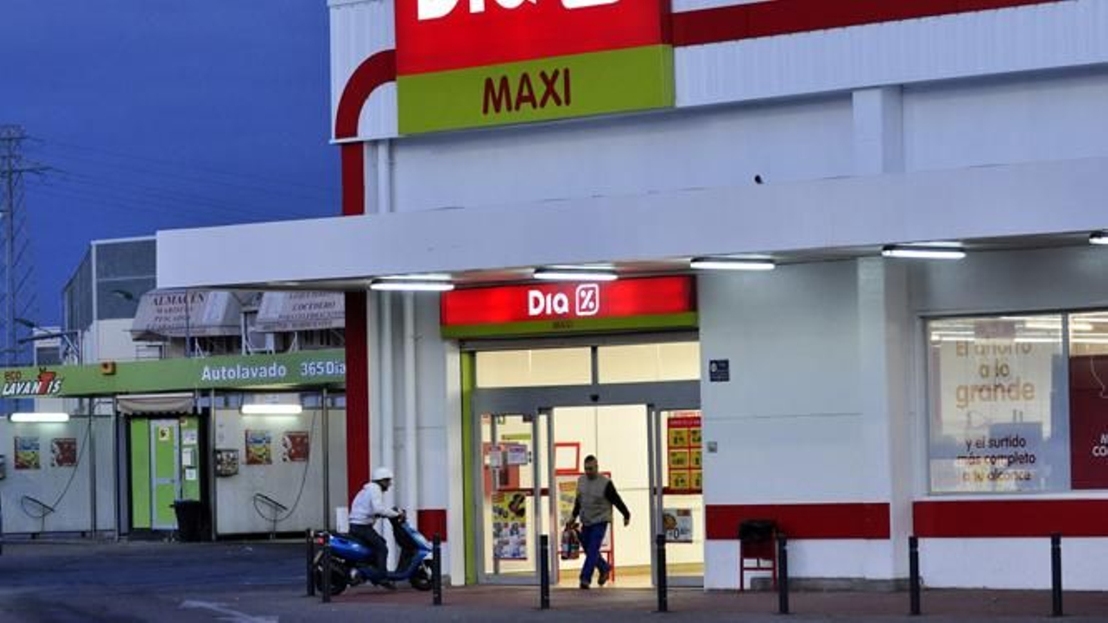Fachada de un supermercado de la cadena DIA.